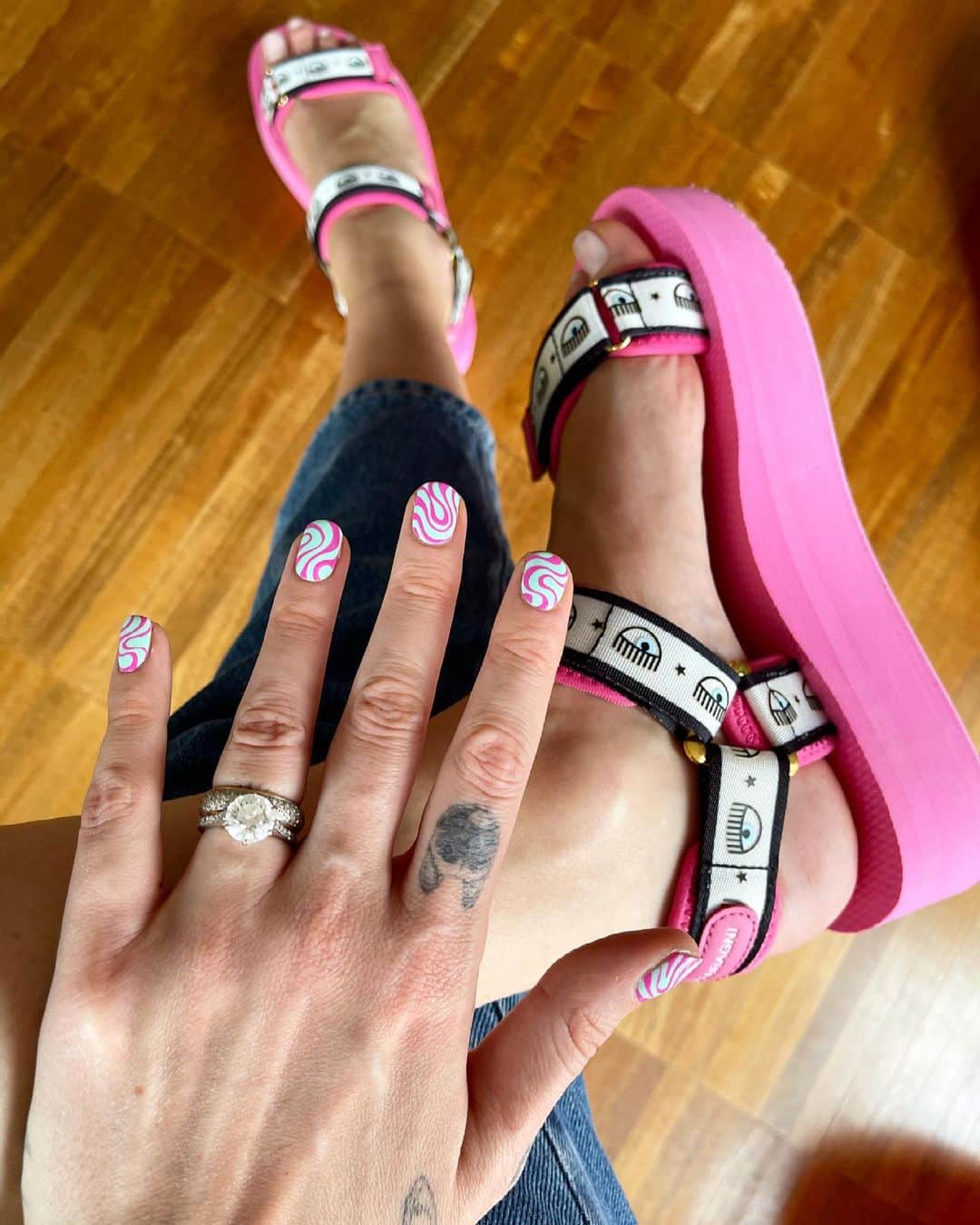キアラ・フェラーニさんのインスタグラム写真 - (キアラ・フェラーニInstagram)「New nails and new @chiaraferragnibrand sandals 💖」4月19日 0時15分 - chiaraferragni
