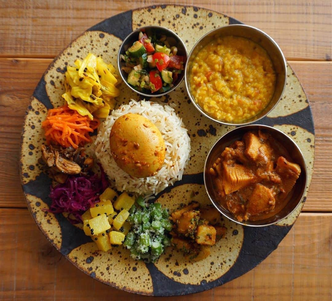 CHIKAのインスタグラム：「*. おうちカレー🍛 タケノコ入りコリアンダーチキンカレー🌿🌿🌿 ご飯はクミンを入れすぎたクミンライス🍚 カレーを作り始めると野菜室から使える野菜全部出してあれこれ作って、結果作りすぎるいつものパターン😂 おかげで野菜室がすっきり♡笑 また色々と作ってみたいカレーができたから頭を整理させて作ってみよっと！ 1回食べたらその味を再現できる技がほしい🥺 あとは食べてもお腹いっぱいにならない胃袋がほしい🥺笑 それでは皆様、素敵な日曜日を♡ *. *. *. #カレー#スパイスカレー#スパイス#おうちカレー#おうちごはん#curry#spice#spices#spicecurry#spiceoflife#山田義力#アチャール#サブジ#🍛#ミールス#カレー部」