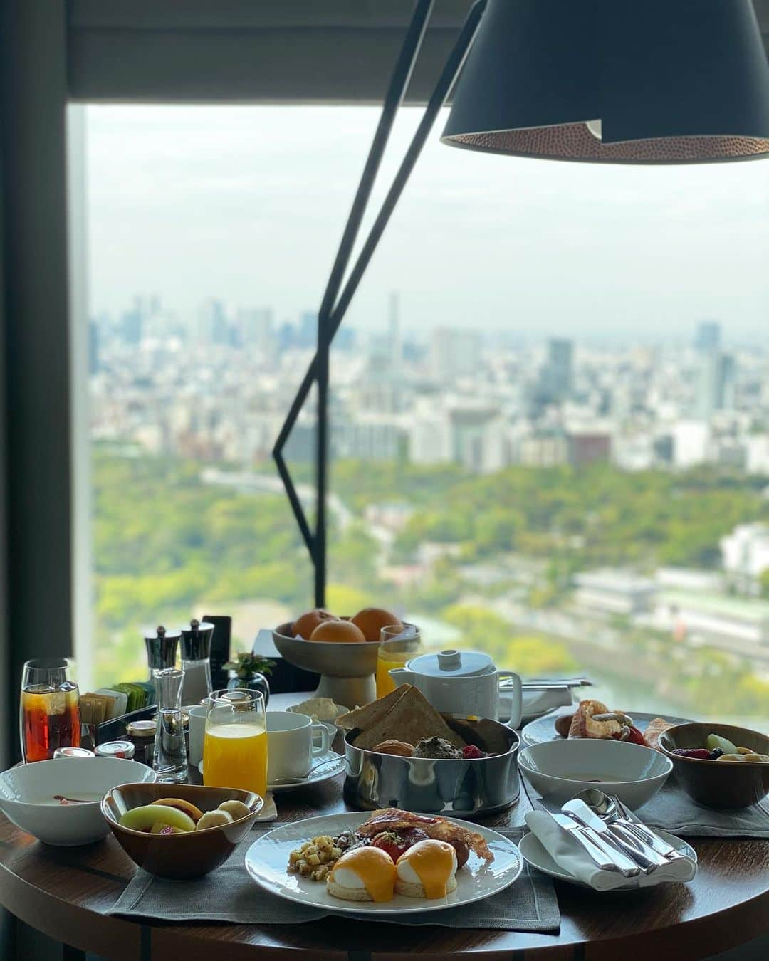 Isakoさんのインスタグラム写真 - (IsakoInstagram)「#Breakfast 🤍🤍🤍 at fourseasonshoteltokyootemachi  　 とっても贅沢な朝ごはん🍽 お気に入りのホテル フォーシーズンズ東京大手町 @fsotemachi のお部屋でお姉ちゃんと💓 　 　 忙しい日常に少しでも癒しの時間があると頑張れる🥰 よっちゃんありがとう💓 @p.yopppikooo    (一番最後にお姉ちゃんも載せておきました笑) 　  　 #朝ごはん#モーニング#fourseasonshotel#fourseasonshoteltokyootemachi#フォーシーズンズ#フォーシーズンズホテル東京大手町#あさごはん#朝食 #tokyohotel#luxuryhotel#luxurylifestyle」4月18日 15時48分 - ichaaako