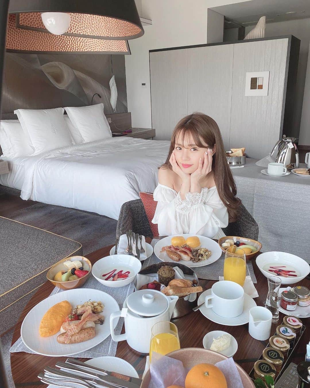 Isakoさんのインスタグラム写真 - (IsakoInstagram)「#Breakfast 🤍🤍🤍 at fourseasonshoteltokyootemachi  　 とっても贅沢な朝ごはん🍽 お気に入りのホテル フォーシーズンズ東京大手町 @fsotemachi のお部屋でお姉ちゃんと💓 　 　 忙しい日常に少しでも癒しの時間があると頑張れる🥰 よっちゃんありがとう💓 @p.yopppikooo    (一番最後にお姉ちゃんも載せておきました笑) 　  　 #朝ごはん#モーニング#fourseasonshotel#fourseasonshoteltokyootemachi#フォーシーズンズ#フォーシーズンズホテル東京大手町#あさごはん#朝食 #tokyohotel#luxuryhotel#luxurylifestyle」4月18日 15時48分 - ichaaako