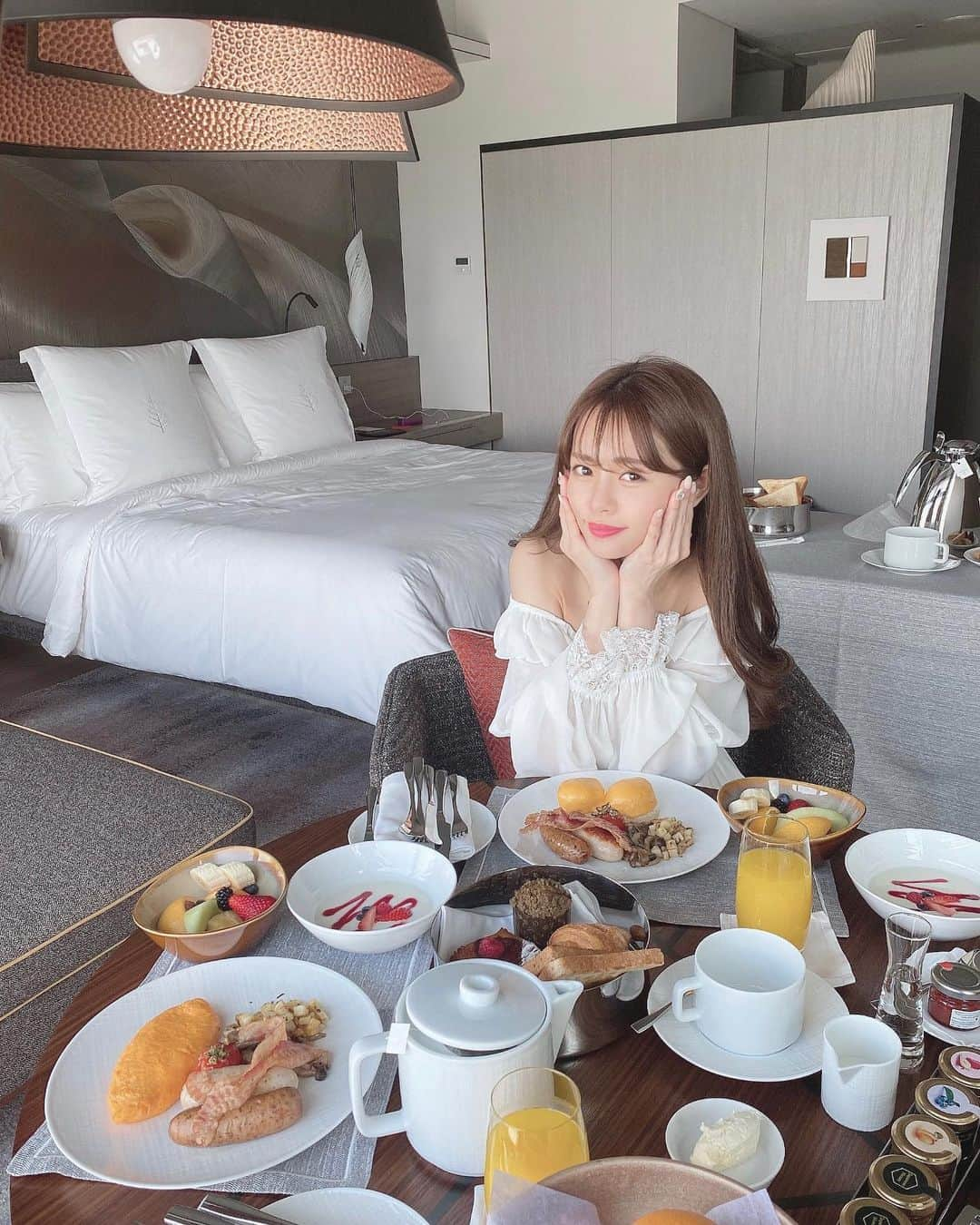 Isakoさんのインスタグラム写真 - (IsakoInstagram)「#Breakfast 🤍🤍🤍 at fourseasonshoteltokyootemachi  　 とっても贅沢な朝ごはん🍽 お気に入りのホテル フォーシーズンズ東京大手町 @fsotemachi のお部屋でお姉ちゃんと💓 　 　 忙しい日常に少しでも癒しの時間があると頑張れる🥰 よっちゃんありがとう💓 @p.yopppikooo    (一番最後にお姉ちゃんも載せておきました笑) 　  　 #朝ごはん#モーニング#fourseasonshotel#fourseasonshoteltokyootemachi#フォーシーズンズ#フォーシーズンズホテル東京大手町#あさごはん#朝食 #tokyohotel#luxuryhotel#luxurylifestyle」4月18日 15時48分 - ichaaako