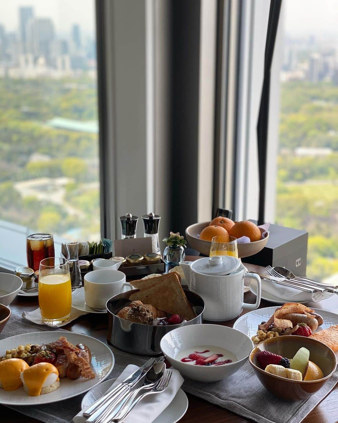 Isakoさんのインスタグラム写真 - (IsakoInstagram)「#Breakfast 🤍🤍🤍 at fourseasonshoteltokyootemachi  　 とっても贅沢な朝ごはん🍽 お気に入りのホテル フォーシーズンズ東京大手町 @fsotemachi のお部屋でお姉ちゃんと💓 　 　 忙しい日常に少しでも癒しの時間があると頑張れる🥰 よっちゃんありがとう💓 @p.yopppikooo    (一番最後にお姉ちゃんも載せておきました笑) 　  　 #朝ごはん#モーニング#fourseasonshotel#fourseasonshoteltokyootemachi#フォーシーズンズ#フォーシーズンズホテル東京大手町#あさごはん#朝食 #tokyohotel#luxuryhotel#luxurylifestyle」4月18日 15時48分 - ichaaako