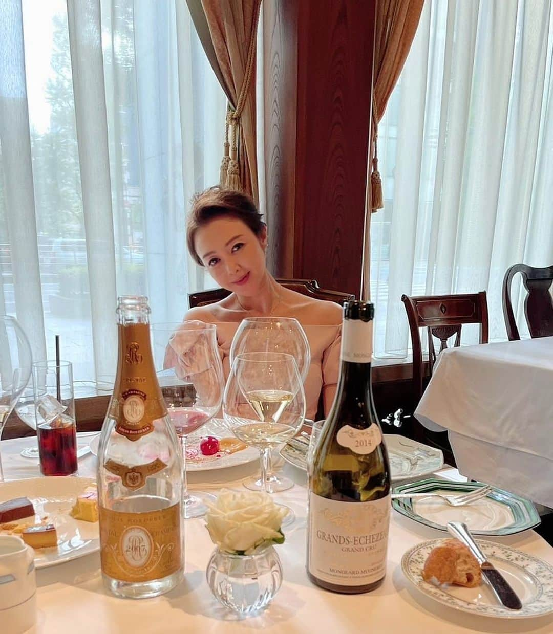 麻生あくらさんのインスタグラム写真 - (麻生あくらInstagram)「🌹🍾🍷🌸」4月18日 15時53分 - akura_akura