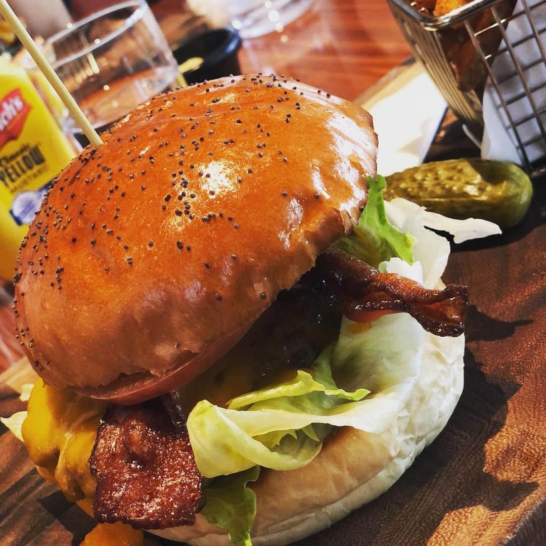 内田恭子さんのインスタグラム写真 - (内田恭子Instagram)「たまにはbig lunch!! いくときは躊躇せず思い切りよく。後のこと気にしてたらもったいない。がぶりといくよー。  #hamburger #biglunch #ハンバーガー　#ああ幸せ #たまには必要　#内田恭子 #kyokouchida」4月18日 16時15分 - kyoko.uchida.official