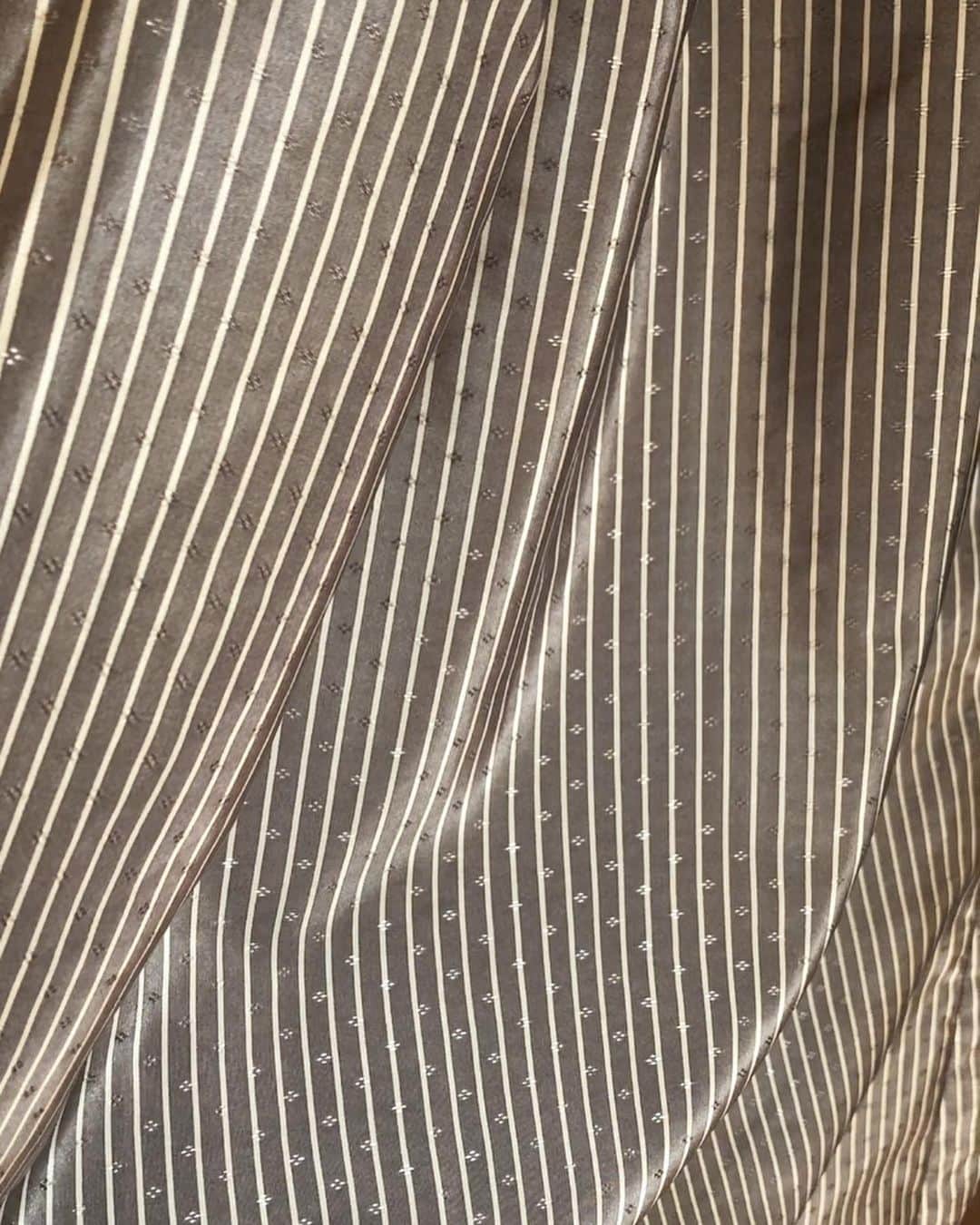 シェアースピリットさんのインスタグラム写真 - (シェアースピリットInstagram)「ドビーパレスピンボーダーpt . SIZE FREE ¥63,800 . ポリエステル100% . 淡いグレーの色合い 細かいドビーパレスジャガード 織りがチラチラと✨ . 前切り替えからのタックによる ドレープがたっぷりと。 フレアワンピースのような分量。 . お袖は袖山に〜 タックからのパフスリーブ。 . ルーズな丈感いいですね✨ 半袖だけど、半袖じゃない！ . ちゃんととめてシャツワンピースにも。 . 開けて羽織るのも いいですね🌟 . 通販対応しております。 お電話、インスタグラムのメッセージよりお問い合わせください。 . #sharespirit#シェアースピリット#代官山」4月18日 16時07分 - sharespirit