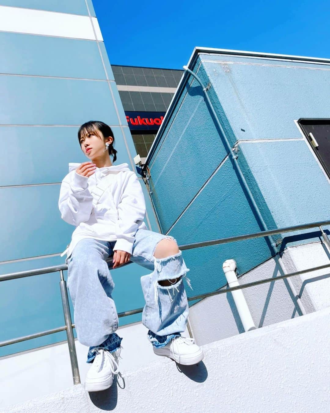 MAINA（小川舞奈）のインスタグラム：「福岡ありがとうございました💜🙎🏻‍♀️  対バン ワンマン 対バン と ぐっさぐっさに 全公演楽しかったです！！  「ぐっさ🐶w」とは  けど、わざわざ 会いにきてくださり 本当にありがとう。 チェキも撮ってくださった方 ありがとう😌 久しぶりに九州の方にお話しできて 楽しかったです！！  また必ず九州行きます！！  では、明日は 4/27のバンドしゅかしゅん リハーサルと アー写撮影です！  みんなもこの日曜日 楽しんでね💜💜💜  #博多の女 #ではない けど #みんな綺麗だった #あと一泊したい  #九州 #楽しい #また遊ぼ」