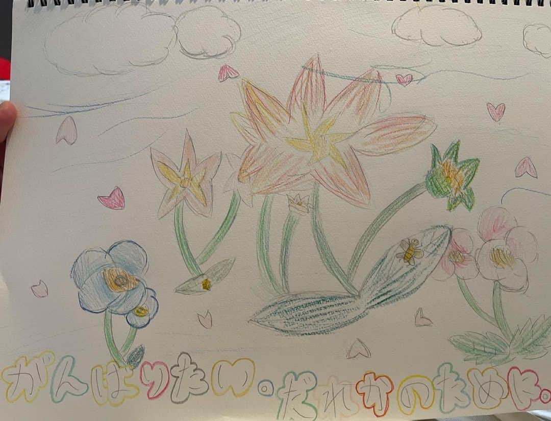 エハラマサヒロさんのインスタグラム写真 - (エハラマサヒロInstagram)「長女の美羽がとんでもなくメッセージ性強い絵を描いて渡してきた。  #小5が描く現代アートカッコいい #メッセージ深いのに字体がポップでカッコいい #ミツバチがもれなく花じゃなく葉に集まる時代カッコいい」4月18日 16時30分 - eharamasahiro