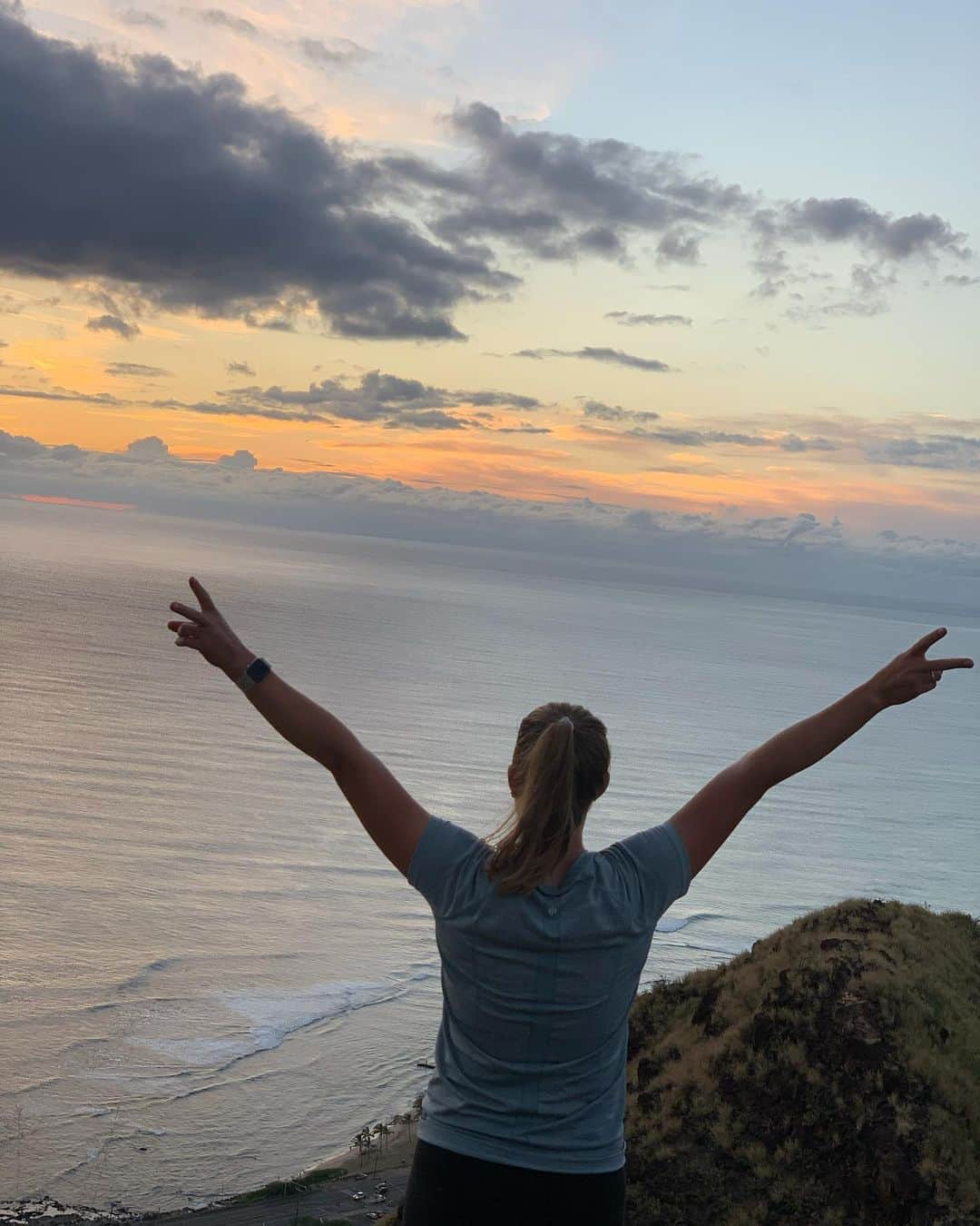 ジェニファー・クプチョのインスタグラム：「Peace out Hawaii🌺🌸」