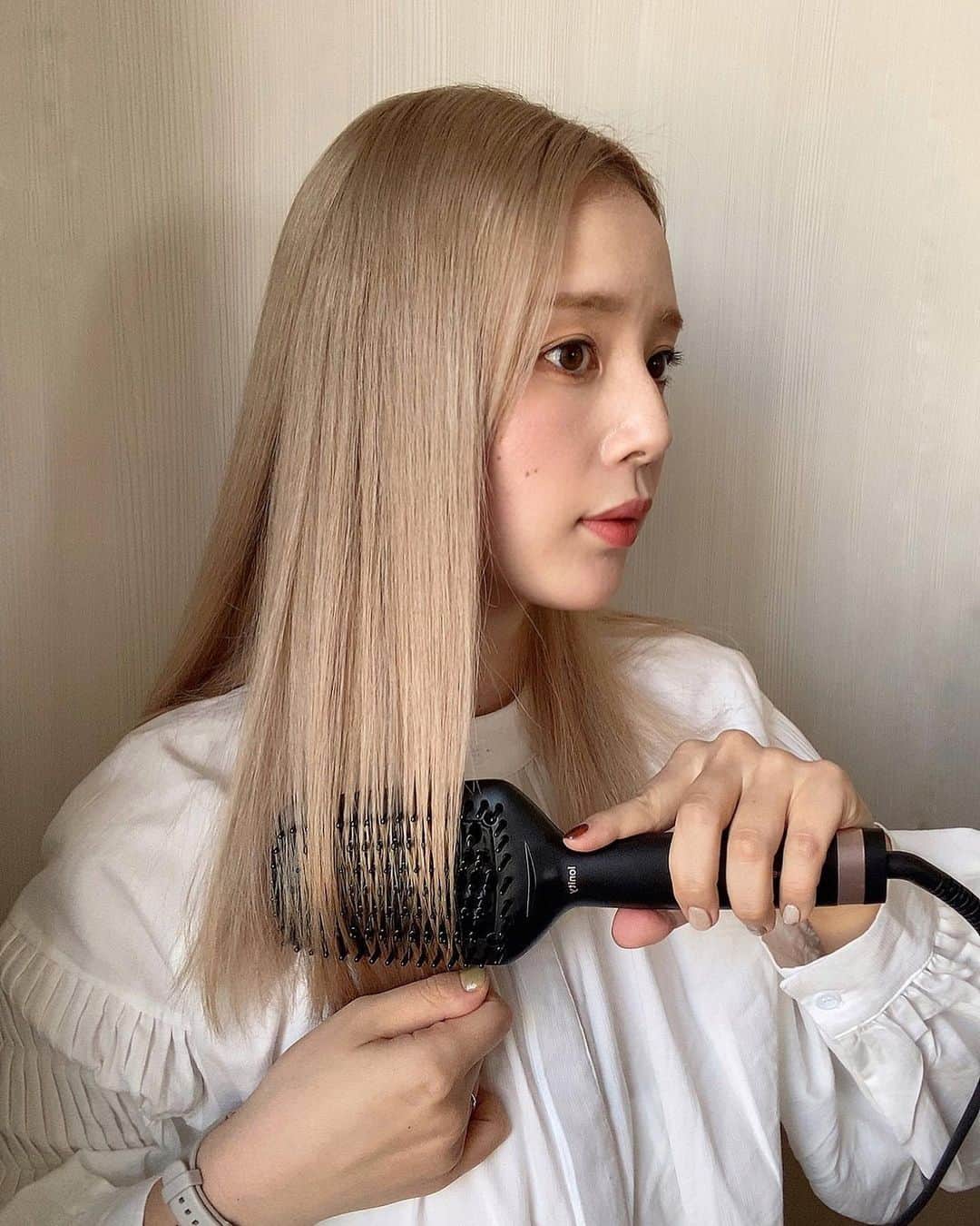 目見田早弥子のインスタグラム：「🕊. @panasonic_beauty から5月上旬発売予定の ブラシストレートアイロンイオニティ。 先日、撮影の時に使わせていただいたのですが ・普段髪を巻かないスタイルが多い ・寝癖やヘアゴムのあとを伸ばしたい ・準備に時間をかけられない =私（笑）にとってめちゃくちゃ便利なアイテムでした! 立ち上がりが電源を入れて約１分30秒とかなり早いので 電源いれて朝ご飯の食器を下げてちょっとお水飲もうかな.. なんてやってるうちに温まってます!👏🏻 ブラシの底面にヒートパネルが入っているので 髪が底面に当たるように反対の手で毛束を持ちながら さーっととかせばナチュラルストレートの完成です🤍 温度も低めで髪に優しいですよ◎ 参考までに動画も載せておきます🌼 (ただ髪をとかしているだけですが😂) #パナソニックビューティ#パナソニックビューティ美容部#美容家電#PR#パナソニックビューティ社外美容部#ブラシストレートアイロンイオニティ#美容#beauty」