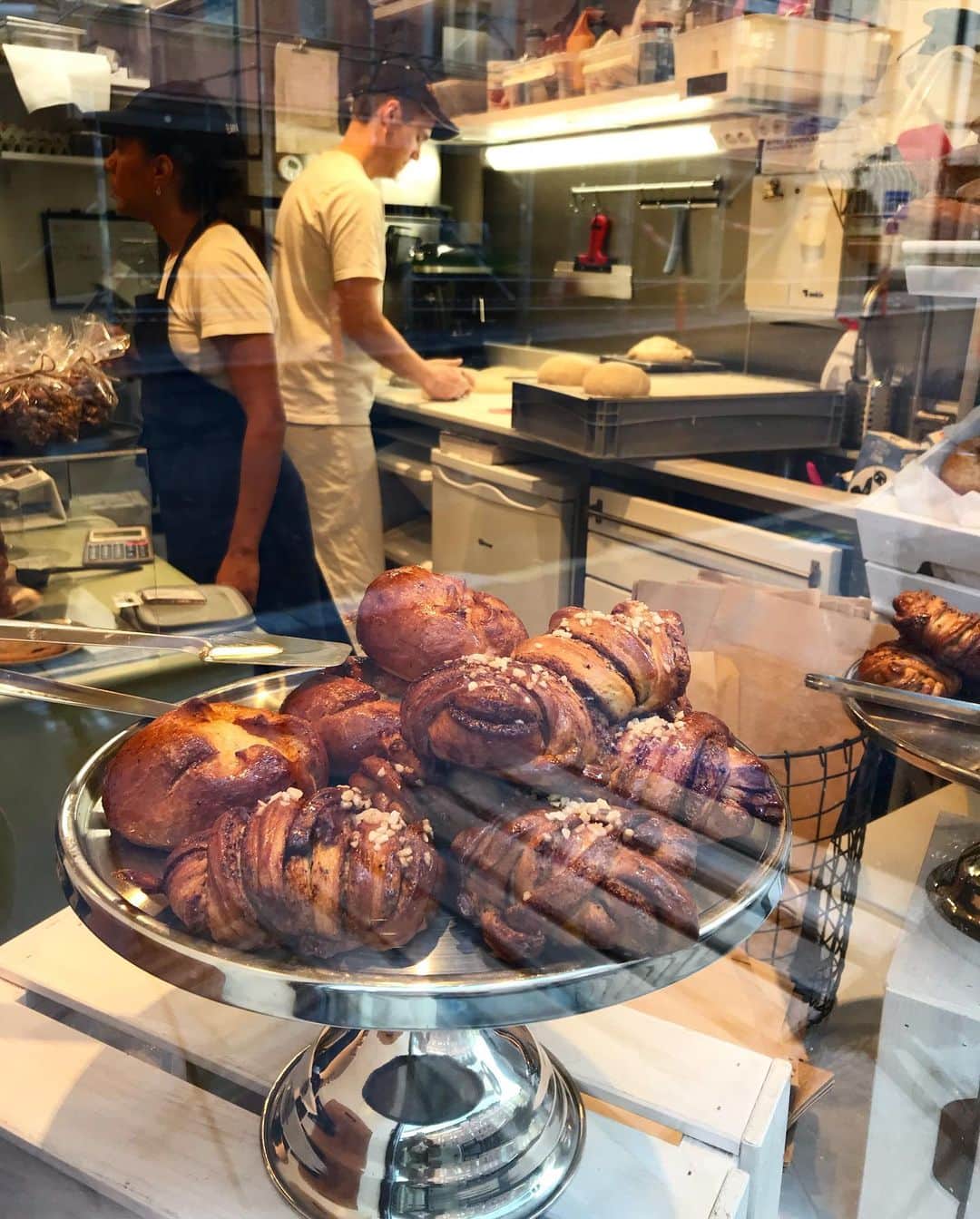 uneclefのインスタグラム：「﻿ ﻿ プレゼント企画でお世話になった『 北欧フィーカ〈Scandinavian fika.〉』さん @10tio のWEBサイトを見ていたら、また北欧の旅に出かけたくなりました。﻿ ﻿ こちらは2018年夏休みの北欧旅行で食べたカルダモンロールとシナモンロールの写真です。﻿ 生地の食感だったり、スパイスの効かせ方だったり、甘さの違いだったり、お店ごとに違って楽しかったです。﻿ ﻿ 最初はシナモンロールばかり食べていたんですが、どこのパン屋さんにもcafeにも必ず2種類ならんでいて、これは食べてみないとと食べたカルダモンロールの美味しさに感動。﻿ 帰国後試作を重ねて完成したパンです。﻿ ﻿ 北欧旅行の様子はこちらです。﻿ よかったらご覧ください。﻿ #uneclefの北欧旅行2018 ﻿ ﻿ スパイスのカルダモン。﻿ 日本にはサヤ付きのホールかパウダーしかないんですが、たくさん作る際に大変なので、サヤを取った状態のホールのカルダモンを北欧から送ってもらい、作る際に粗挽きにして香り高く仕上げています。﻿ 日本に届いた際には毎回検疫を通さないといけない苦労もあるんですよ。﻿ ﻿ というわけで、只今より、カルダモンロール&シナモンロールset、バターサンドsetの抽選販売を致します。﻿ どうぞ、よろしくお願い致します。﻿ ﻿ ﻿ 〜抽選販売〜　﻿ ﻿ ◇バターサンドset﻿ ◇カルダモンロール & シナモンロールset﻿ ﻿ 応募期間﻿ 2021.4.18 17:30﻿ 2021.4.19 19:00﻿ 抽選結果発表﻿ 2021.4.19 21:00﻿ ﻿ 初めてご購入の方は、onlineshopの注意事項を必ずお読みください。﻿ ﻿ ﻿」
