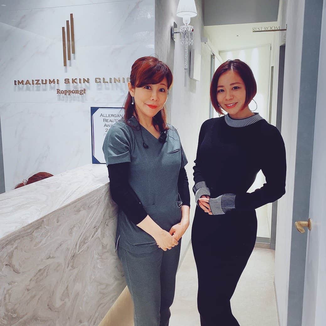古渡奈々子のインスタグラム：「最近小顔だと言われることが増えたんだけど、確実にエラボトックスが効いてると思います！  @imaizumi.sc で先日ボトックスでこめかみのシワ、おでこのシワ、そしてエラボトックスを受けてきました！  前以上に画面見つめる時間が多くて険しい顔してる時間が長い…  気付いたら、しっかりクセがついてる… と落ち込んでたんですが、だいぶ改善されました✨ 自分でアンチエイジングすることも必要ですが、現代医療の力に頼ってみても良いと思います！  Zoomの写りがだいぶ良くなった🥰 継続できるようストレスなく、健やかに過ごします！  #アンチエイジング #ボットクス #美容 #美容皮膚科」
