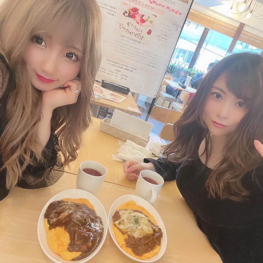 まゆぴちゅーさんのインスタグラム写真 - (まゆぴちゅーInstagram)「とろ〜〜〜りオムライス🙈💓💓💓  行ってみたかったとろとろオムライスのお店🌼 フェリーチェ @felice0930 ♡♡♡  今回は自由が丘駅から徒歩5分の緑が丘店へ🙈  ◯ビーフシチューオムライス　と、 ◯炙りチーズのボロネーゼオムライス  を頼んで2人でシェアしました😋😋❤️❤️  ふわふわ卵のぱっかーん動画みてください🙈 からのとろとろビーフシチューのかける動画😎 完っ全に飯テロ攻撃(∩｡•ｏ•｡)っ.ﾟ☆｡･🍽笑笑  ビーフシチューオムライスのお肉もとろける 柔らかさで美味しかったし、 炙りチーズボロネーゼは珍しくて新鮮で♡ 他にもたっくさん種類あって迷いました🌼  オムオム好きはぜひ行ってみてね💋♪ . . .  #フェリーチェ自由が丘 #自由が丘オムライス  #自由が丘ランチ #自由が丘グルメ  #東京オムライス #pr #トリドリベース #オムライス巡り #オムオム巡り #オムライス #とろとろオムライス #ビーフシチューオムライス  #東京グルメ #東京グルメ部 #インスタグルメ #東京ランチ #インスタグルメアワード2021  #lunchtime #omurice #instafoodie」4月18日 17時58分 - mayu_03pichu