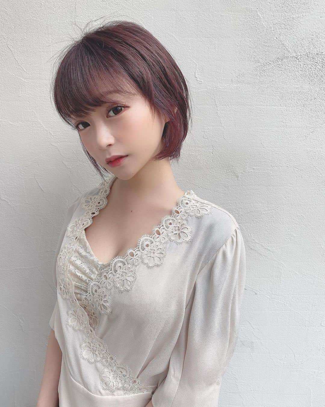 妃菜のインスタグラム：「・ 髪染めたよ〜！💇‍♀️ 結構光当たると赤茶なの💓 ・ @k_u_w_a_ さんいつもありがとうございます😭♡ ・ くわさんハイトーンも得意だから是非っ♡ ・ #サロンモデル#ヘアーアレンジ#ヘアースタイル#名古屋#ビジョビ#instagood#followme#photooftheday#fashion#selfie#style#makeup#hair#model#ootd#look#nagoya#swag#좋아요#좋아요그램#일상#데일리#팔로우#패션#셀카#셀피#얼스타그램#메이크업#오오티디#데일리룩」