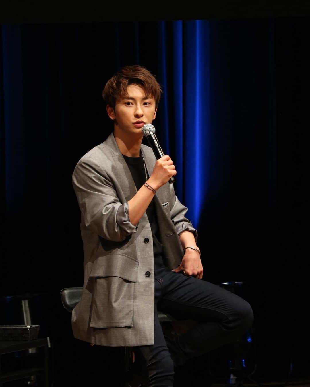 與真司郎さんのインスタグラム写真 - (與真司郎Instagram)「「與真司郎 TALK SHOW 2021」 石川 1部/2部  Thank you 石川😊  #與真司郎 #TS2021  ※今回のトークショーは、通常のコンサートとは違い、歌唱は一切行わない公演の為、収容人数は50%〜100％の収容率で開催させていただいております。 こちらは各会場を初め、政府及び各自治体の指示のもとの収容率を確認の上、設定し、施設衛生管理をサポートするクリーンパートナーとして「株式会社ダスキン」様にもご協力をいただき、会場における感染予防対策態勢強化を実施しております。 また、いつも各地公演後に集合写真を投稿していますが、 写真だけを見ると不安に思う方や違った捉え方をする方がいらっしゃると思いますので、投稿を控えさせていただきます。 また時期をみて、みなさんと撮った集合写真を投稿できればと思っています。」4月18日 18時39分 - shinjiroatae1126