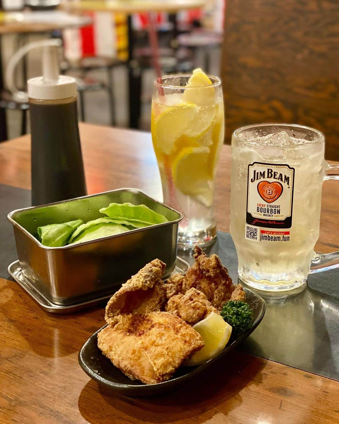 黒田麻理耶さんのインスタグラム写真 - (黒田麻理耶Instagram)「. 食べて🥢飲んで🍺遊べるところ🙋‍♀️✨ . 仕事帰りにさとちゃん(@tomi_samy)と 「大衆酒場あげもんや 神田店」に行ってきたよ👩‍❤️‍👩 👉(@onestryin) ここ、楽し過ぎた〜😆👏 . 久々に串カツ食べました💛 串まで食べられる生チョコ串、美味しかった‼️ びよ〜んって伸びるモッツァレラチーズ串も😙💕 . お祭りのような店内になっていて、 射的、わたあめ、駄菓子コーナーがあって とにかく楽しい😆❣️ 射的は3発中2発命中させました🎯👏 . 何歳になってもこういう楽しいところが好き🥰 . #大衆酒場あげもんや  #大衆酒場あげもんや神田店 #神田  #神田居酒屋  #神田串カツ  #東京串カツ #神田飲み  #神田ディナー  #pr  #射的  #駄菓子 #わたあめ  #生チョコ串」4月18日 18時42分 - mariya_kuroda