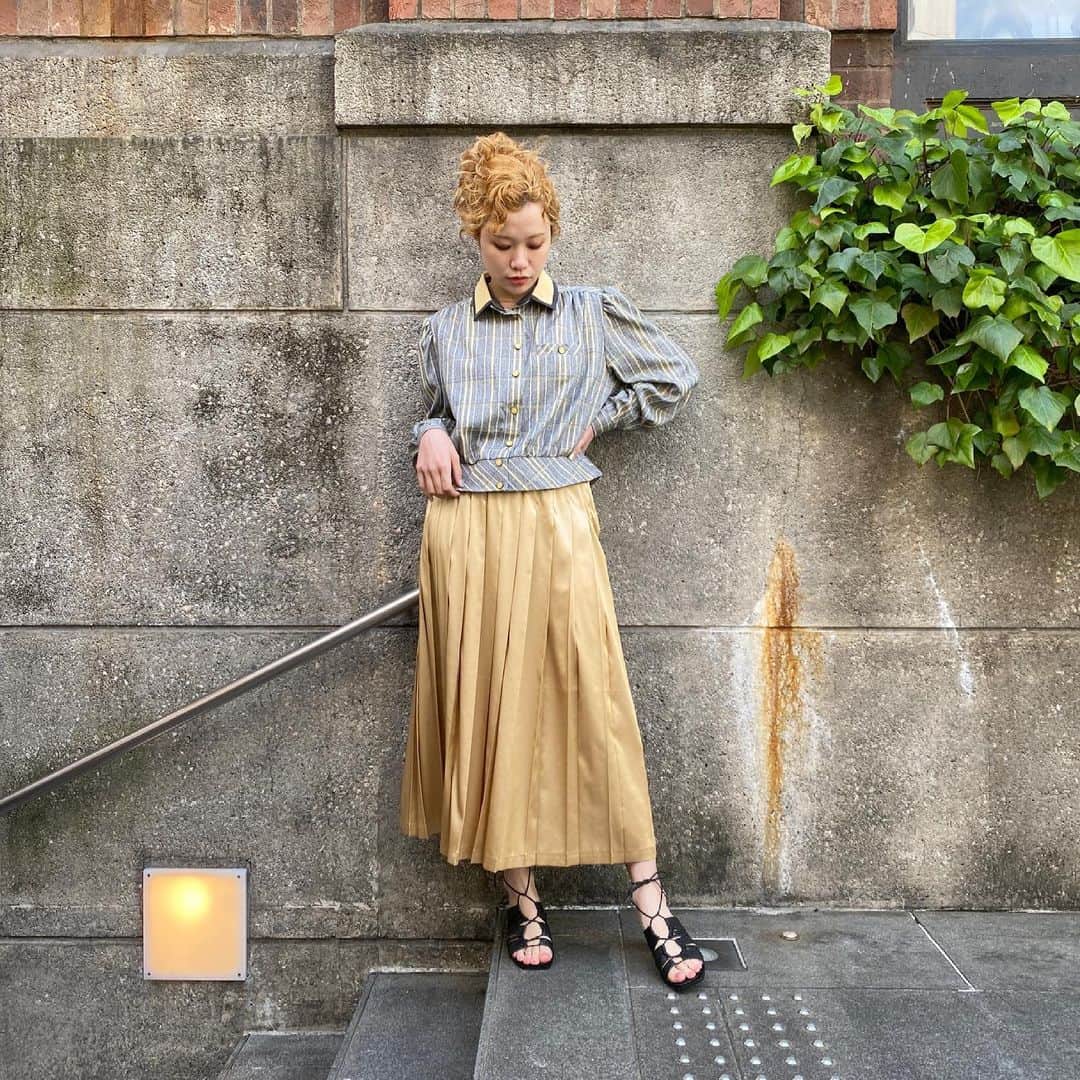 PUNK CAKEのインスタグラム：「•grey & cream yellow stripe blouse •gold pleats skirt」