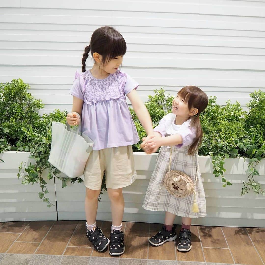 Kuboi Ayumiさんのインスタグラム写真 - (Kuboi AyumiInstagram)「「ねぇね、だいすき！」 「ねぇね、抱っこして～！」  と相変わらず、お姉ちゃんが大好きな妹ちゃん。 いつでもお姉ちゃんにべったりです。  パープル✕ベージュのリンクコーデと、ドット✕グリーンのリンクコーデ(^^)  なかなかお友達とも遊べないですが、雨の日でも元気いっぱい2人で遊んでくれています。 動き回っているとすぐに厚いというので、基本的に半そでで 寒い時だけ上にパーカーかカーディガンを羽織って体温調節をしていますよ。  公園に行くとすぐに水に入ったり、砂場で遊んだりドロドロになっちゃうのですが プチプラのパシオスアイテムでのコーデなら、イライラせずにかわいいものを着せてあげられます。  今回、ご紹介する2人のアイテムは10点全部合わせても1万円以下！！ 驚きのコスパの良さですよ。  ＊コーディネートの様子はスワイプして見てみてくださいね。﻿﻿﻿﻿﻿﻿  気になるアイテムがありましたら、下記に品番を記載しておくので ご参考になればうれしいです。  ■コーディネートアイテム（品番）  プーさんbag　6362200721 ドットワンピース（長女）　6270941142 ドットトップス（次女）　6357232125 ラベンダートップス（長女）　6270543502 アイボリーパンツ（長女）　6270841462 ワンピース（次女）　6360231701 ラベンダートップス（次女）　6357230603 ミントパンツ（次女）　6360231805 靴下セット　6362130441、7364461601  #リンクコーデ #おそろいコーデ #姉妹リンク #春コーデ #女の子ママ #お洒落さんと繋がりたい #おしゃれさんと繋がりたい #プチプラコーデ #パシオス #pr #パシオスコーデ #パシオスコーデ部」4月18日 18時53分 - himekagami
