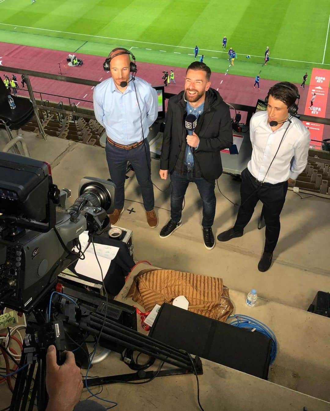 ボージャン・クルキッチのインスタグラム：「Hacer cosas diferentes, fuera de la zona de confort, es mucho más fácil si te rodeas de tan buena gente.  Gracias al equipazo de @dazn por la invitación y, sobre todo, por la increíble experiencia que vivimos anoche en La Cartuja. ⚽️🎙 Para mí ya forma parte de otra final para el recuerdo. 😉 Y, como no, enhorabuena al @FCBarcelona por el merecido triunfo. 👏🏻🏆 // Doing something different and being out of your comfort zone is so much easier when you've got good people around you. Thanks to the brilliant team at @dazn for the invite and the incredible experience we shared last night at La Cartuja. ⚽️🎙 For me, it's another final to add to my memories. 😉 And, of course, congratulations to @FCBarcelona for the deserved win. 👏🏻🏆」