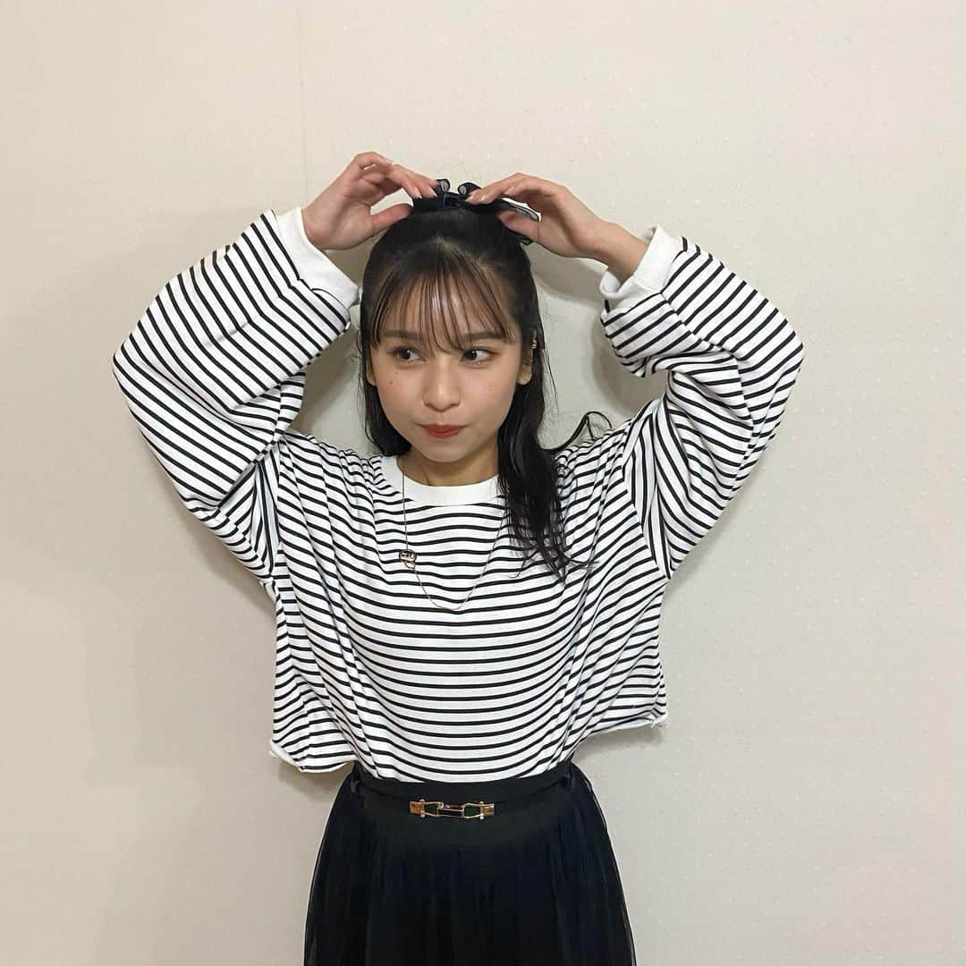 山尾梨奈のインスタグラム：「〻 髪を黒くしました🐈‍⬛🖤 すぐ赤味が出ちゃいそうで怖いですが 大好きなモノトーンがフィットするので良し. . ハーフアップ、いつぶりにしたかな🥷🏻. . . #code #ootd #fashion #147cm #147cmコーデ #低身長コーデ #携帯式コーデ #モノトーンコーデ @holidayandholiday_official #holidayandholiday #eatme #chloe #auraumedavintage #ヘアアレンジ #ハーフアップ #黒髪ミディアム」