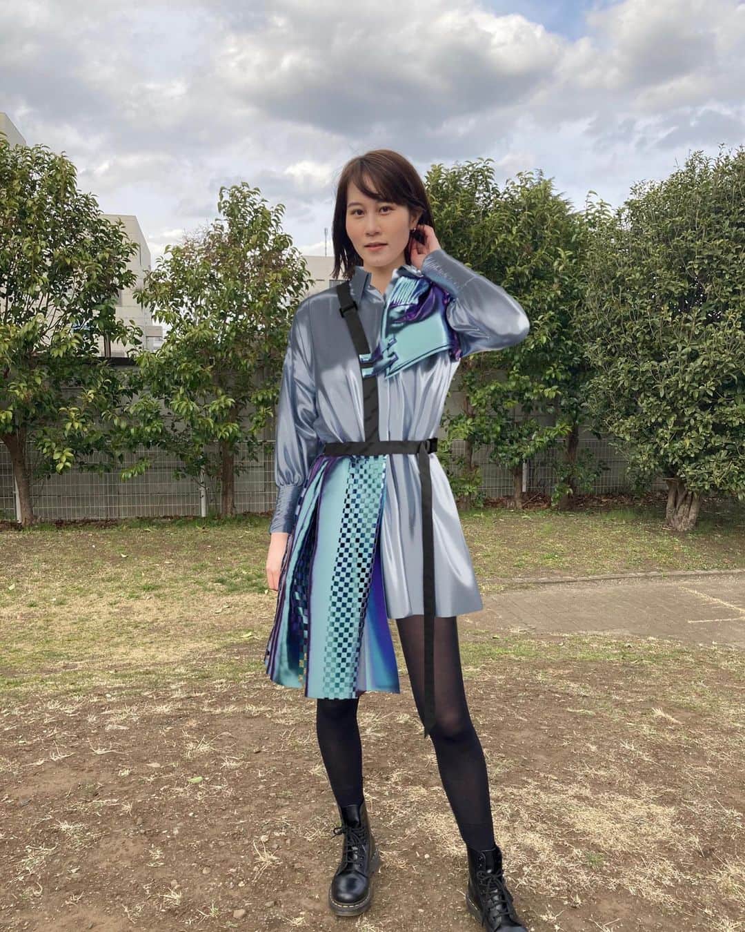 草野美木のインスタグラム：「はじめて買ってみたバーチャルファッション😂👗  合成されることを考えて写真を送るのだけど、それが結構難しくて、よく分からないポーズしてしまってる🙂🙂🙂  I just tried digital fashion first time. 👀」