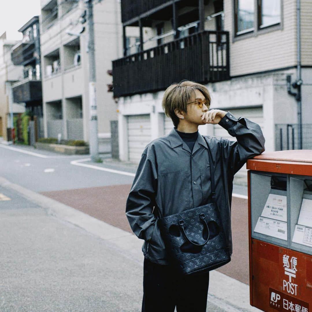 西島隆弘（Nissy）さんのインスタグラム写真 - (西島隆弘（Nissy）Instagram)「☔️→🌬→🌞  いろいろ健康管理、 お互いしましょうね😊  では本日の 残りの仕事してきます📖🕺🎥🪞  私服 @louisvuitton  @uniqlo_jp  @converse  @mykitaofficial  #ootd   #撮影の時だけマスク外しています」4月18日 19時19分 - nissy_nissystaff