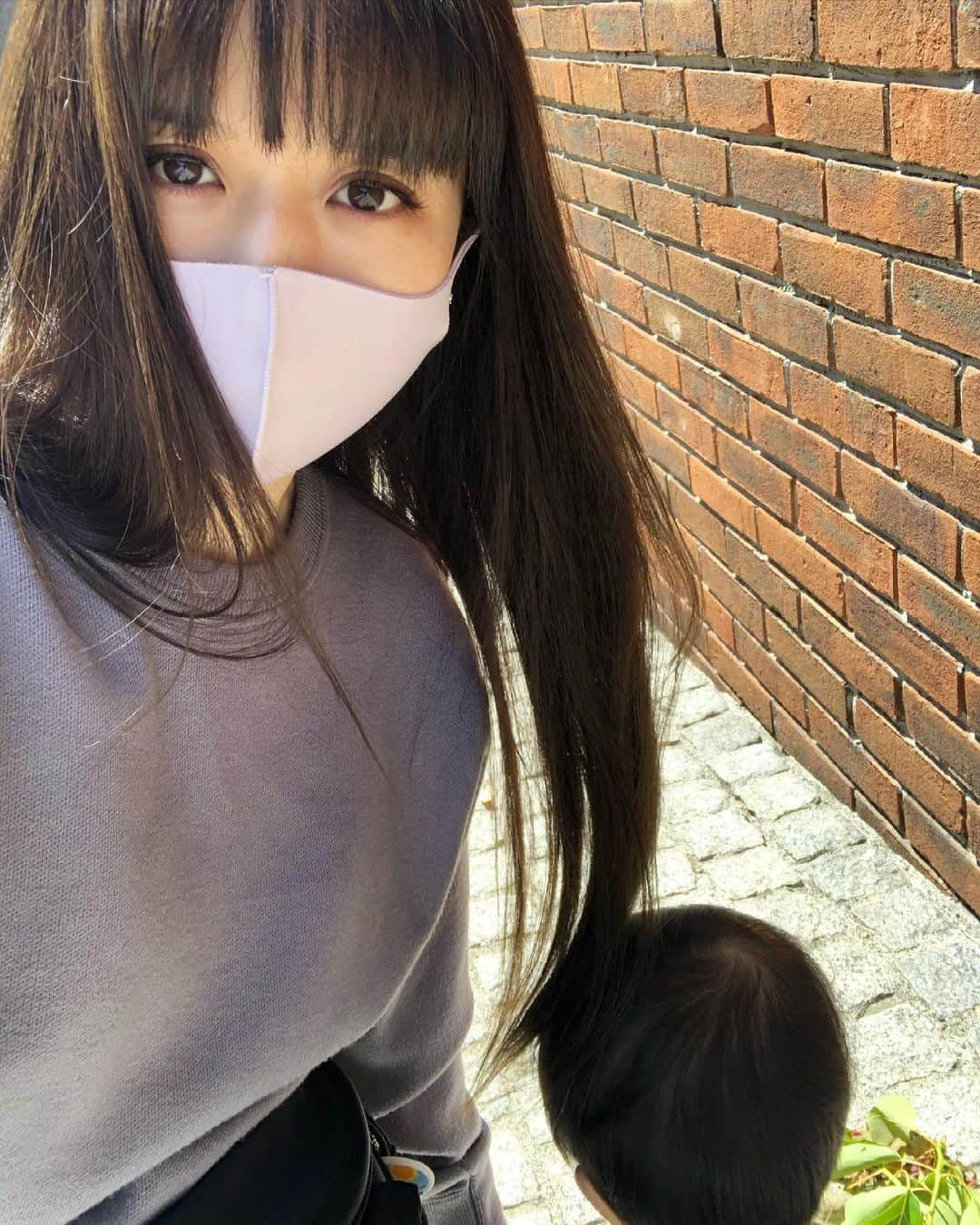 加藤未央のインスタグラム：「春って気持ちがいいね〜🌷  子供が産まれてから、私の過ごす時間はだいぶ変わりました。  先日、久しぶりにトニガイ銀座店  @toniandguy_ginza  で髪の毛を綺麗にしてもらいました✨ 今までは毎月行っていた気がするけど、子供が産まれてからは半年に一度くらいしか行けていない。 プロの手で綺麗にしてもらうとやはりすごくて、QOLがかなり上がっています。笑 担当の梅さんはもう20年くらい私の髪の毛をみてくれています。毎回ガチで無法地帯になった頭を引っ提げていくのに、出る時にはツルピカ✨✨✨梅さんあっての私の頭の秩序です🙏  子供が産まれてから、四季の植物や空気に敏感になりました。 タンポポの咲く季節、草木が枯れてまた芽吹く季節。最近はチョコチョコ動き回る蟻を息子と眺めるのが日課です。  子供が産まれて、夫との関わりの中での宝物が増えました。 先日結婚記念日を迎え、3年経った記念に薔薇を36本贈ってくれるというなんともロマンティックなサプライズがありました✨ 子供がいようがいまいが、夫との時間は何より大事な時間だと思っています。  毎日PCを抱えて仕事をしていた日々も気に入っていたけれど、今の生き方もとても気に入っている。そんな毎日☺️♡  #春」