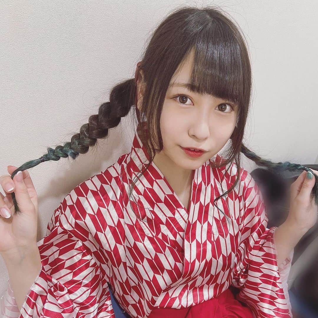 中澤莉佳子のインスタグラム：「ハイカラさん🍤⛩🎀ってなんやねん エビフライみつあみ高２ぶりにしたリボンつけたのに全然見えなくてᐡ𖦹 ·̫ 𖦹‎ᐡしゅん アホ毛は許されたい  #アイドル #コスプレ #大正ロマン #三つ編みアレンジ」