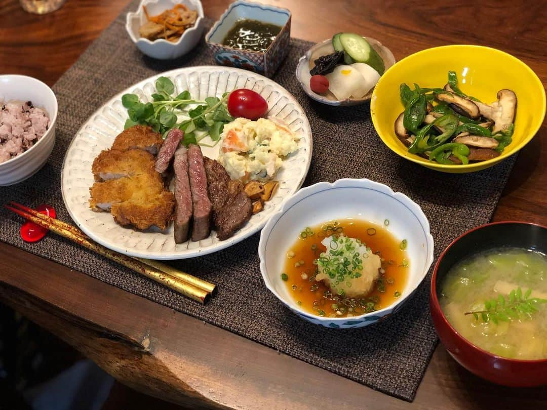 月央和沙さんのインスタグラム写真 - (月央和沙Instagram)「うちの晩ご飯👆🏻✨ . 豚も牛も食べたくなったので、 半々欲張りお肉デー🥩 . #牛ステーキ #ヒレカツ #しいたけとピーマン #もずく酢 #れんこんのきんぴら #お漬物 #春キャベツと揚げのお味噌汁」4月18日 19時38分 - kazusa_tsukio