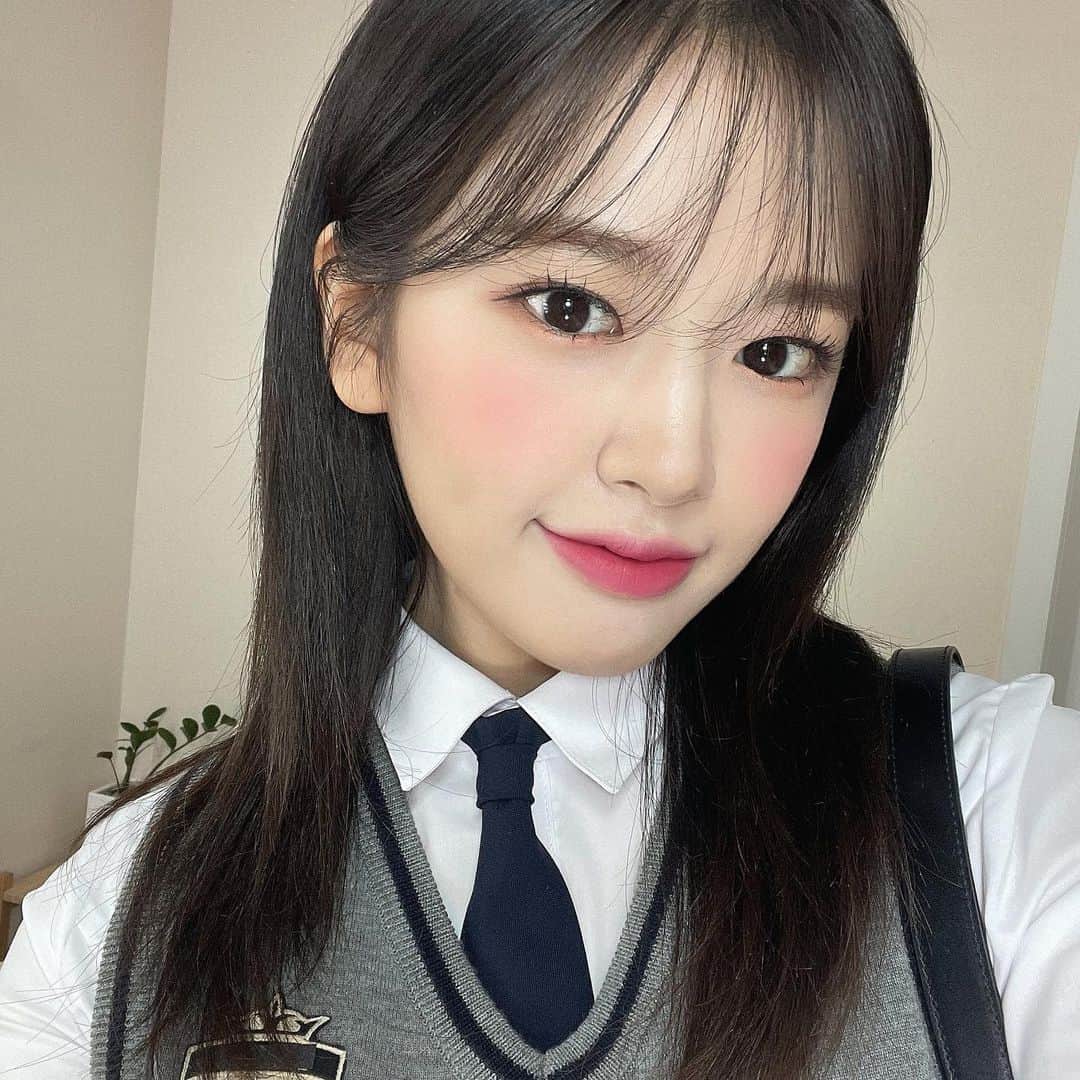 のインスタグラム：「[#OMYIZ] 킹갓제네럴마제스티어쩌구 마법학교 엘리트 그리핀도르걸 느낌 가득한 안댕댕🐶💙  합쉬다~  합쉬다~  합쉬다~  합쉬다~  인가명엠씨 유진이   합쉬다~  #IZONE #아이즈원 #アイズワン」