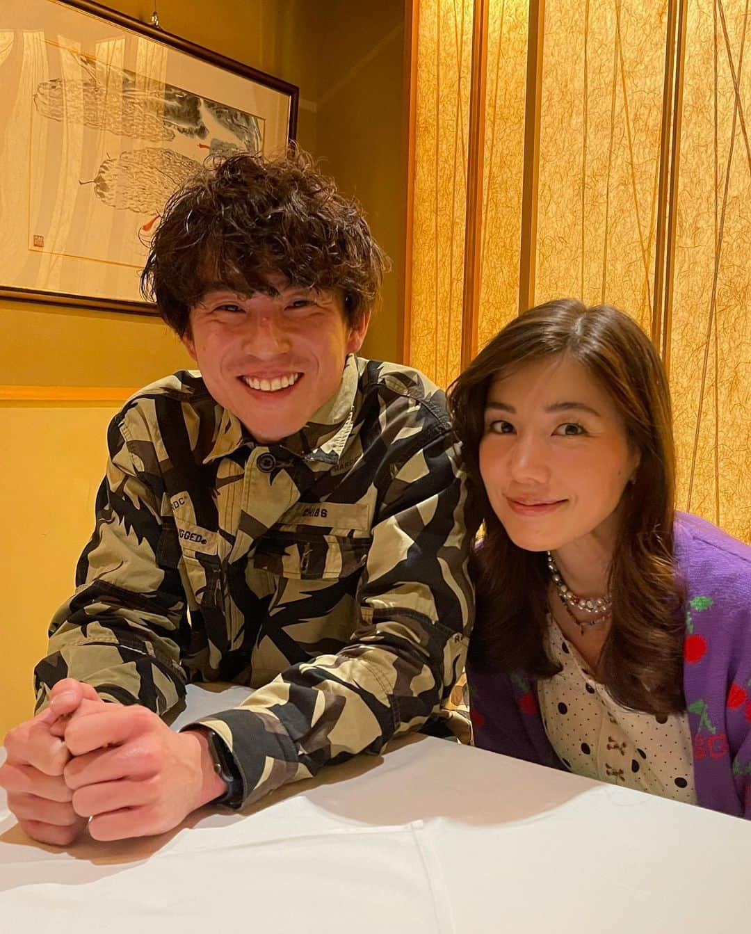 仲里依紗さんのインスタグラム写真 - (仲里依紗Instagram)「2021.04.18❤️❤️❤️❤️ . 結婚8周年でした👩‍❤️‍👨㊗️👏🏻💕 . 久々2人でお食事だー‼️ってルンルンで、朝ごはんも昼ごはんも夜ご飯の為に我慢してたらお腹空き過ぎてしまってイライラしちゃってバチバチに喧嘩したよ👏🏻🤣笑✨で、お腹満たされたら普通に仲良しウケまる👌 まじ子供だね👶🏻笑笑 . こんな2人ですが夫婦になって8年❣️ 毎日家庭を明るくしてくれてありがとう🦊 これからもよろしくね✌🏻❣️❣️❣️ @akiyoshi0630nakao   #結婚記念日」4月18日 19時51分 - riisa1018naka