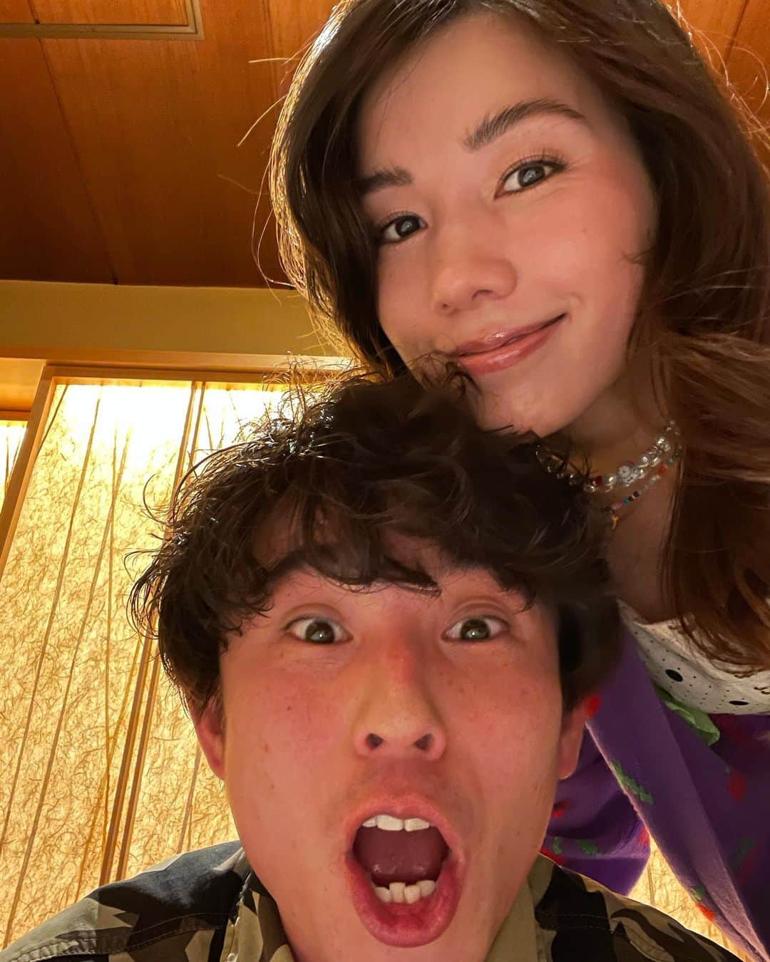 仲里依紗のインスタグラム：「2021.04.18❤️❤️❤️❤️ . 結婚8周年でした👩‍❤️‍👨㊗️👏🏻💕 . 久々2人でお食事だー‼️ってルンルンで、朝ごはんも昼ごはんも夜ご飯の為に我慢してたらお腹空き過ぎてしまってイライラしちゃってバチバチに喧嘩したよ👏🏻🤣笑✨で、お腹満たされたら普通に仲良しウケまる👌 まじ子供だね👶🏻笑笑 . こんな2人ですが夫婦になって8年❣️ 毎日家庭を明るくしてくれてありがとう🦊 これからもよろしくね✌🏻❣️❣️❣️ @akiyoshi0630nakao   #結婚記念日」