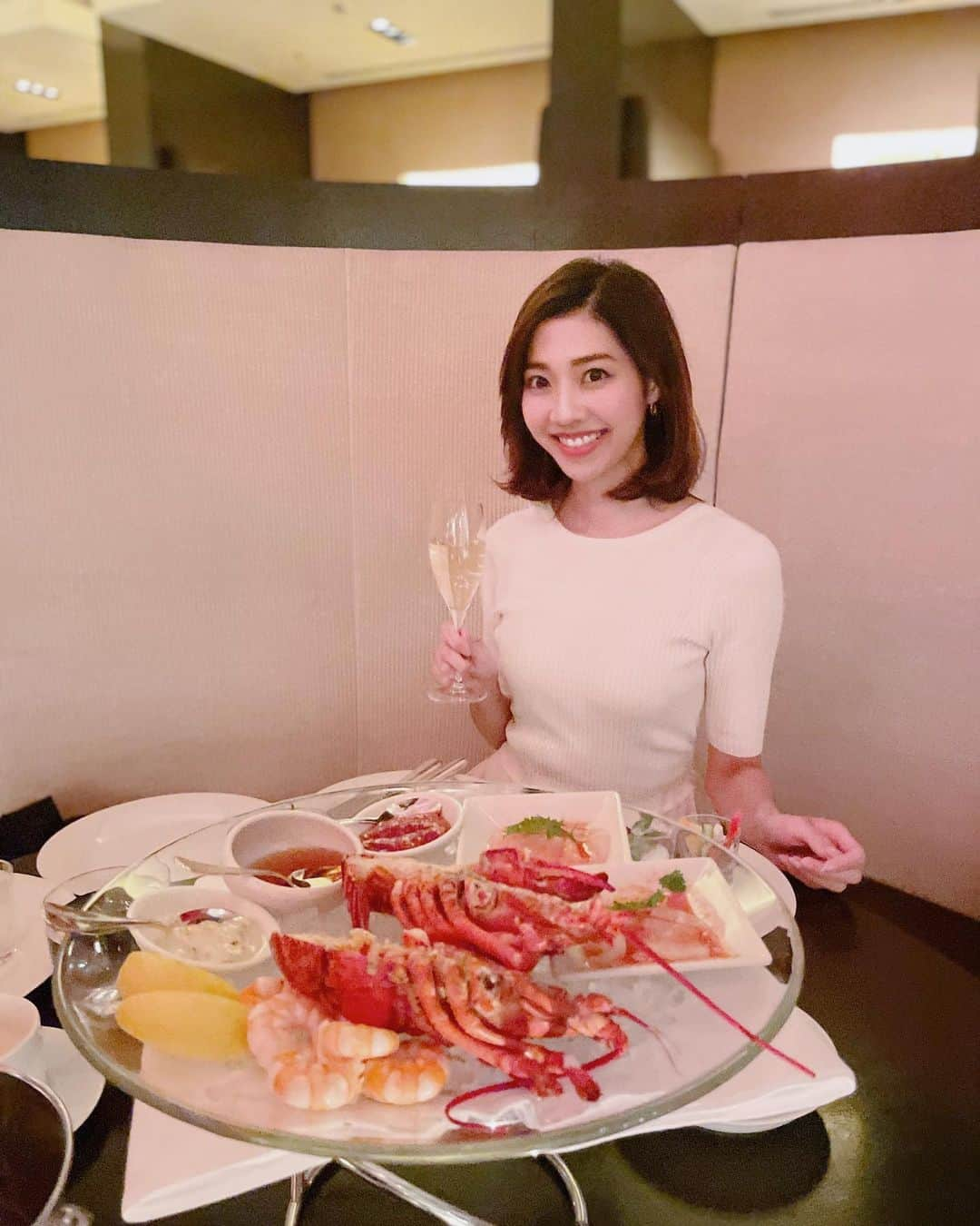 青山美沙子のインスタグラム：「📍GRAND HYATT TOKYO  @grandhyatttokyo  【フレンチキッチン﻿】  ﻿ "Printemps à Paris" フレンチ　セミブッフェディナー﻿ ﻿ ﻿ ﻿ ちょうど入籍2年記念日だったので﻿ 結婚式を挙げた思い出のグランドハイアット東京にディナーへ♡﻿ ﻿ ﻿ ﻿ 今年は夜の雰囲気が素敵な"フレンチキッチン"のブッフェに決定﻿ ﻿ ﻿ ﻿ ﻿ ﻿ ホテルブッフェが久々過ぎて旦那はずっとこの日を楽しみにしていたみたい🥳﻿ ﻿ ﻿ ﻿ ﻿ ﻿ 盛りだくさんの内容はこんな感じ↓﻿ ﻿ ﻿ ﻿ ♡内容♡﻿ ﻿ シーフードオンアイス﻿ ・アトランティックロブスター ホタテのマリネ﻿ ・タイガーシュリンプ﻿ ・レムラードソース カクテルソース ビネガー レモン﻿ ﻿ シェフクラシック﻿ ・シャトーブリアンのローストビーフ コニャックソース﻿ ・トリュフフレンチフライ﻿ ﻿ ロティサリー﻿ ・サーロイン ポワーブル ベアルネーズソース﻿ ポムリヨネーズ﻿ ﻿ ﻿ ブッフェステーション﻿ ・マグロの二ソワーズ﻿ ・鯖のリエット﻿ ・ジャンボンパセリ﻿ ・スティックベジタブル タップナード﻿ ・ジャガイモのスープ﻿ ・シーフードグラタン﻿ ・ビーフブルギニオン﻿ ﻿ ﻿ ﻿ ☑︎price﻿ ﻿ フレンチ セミブッフェディナー﻿ ¥ 9,680 (1名様)﻿ ﻿ ドリンクフリーフロー付きプラン﻿ (スパークリングワイン含む2時間フリーフロー)﻿ ¥13,530﻿ ﻿ ﻿ ﻿ ﻿ ﻿ 記念日なのでシャンパンで乾杯🥂﻿ ﻿ シーフードもお肉もとっても美味しくて沢山頂いちゃいました♡﻿ 個人的にはトリュフポテトがツボすぎて3回くらい取りに行っちゃった！！﻿ ﻿ ﻿ ﻿ ﻿ 朝のフレンチキッチンもランチタイムのフレンチキッチンも好きだけど、﻿ この夜の雰囲気も好きだなぁ〜♡﻿ ﻿ ﻿ ﻿ ﻿ ご家族でもご夫婦も、世代問わず来店されてて﻿ 私たちもこの先歳重ねて、いろんな記念日とかちょっとしたご褒美でまたフレンチキッチンに来たいなぁと🥰﻿ ﻿ ﻿ ﻿ ﻿ ﻿ ちなみに5月16日までやってるのでぜひ☺︎♡﻿ ﻿ ﻿ ﻿ ﻿ ﻿ #GRANDHYATTTOKYO#グランドハイアット東京﻿ #フレンチキッチン#ディナーブッフェ #結婚記念日ディナー」