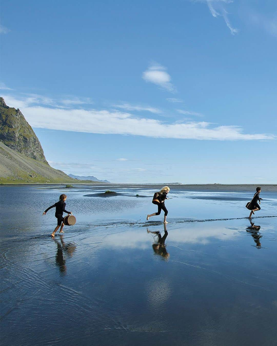 ルイ・ヴィトンさんのインスタグラム写真 - (ルイ・ヴィトンInstagram)「Transcending time and space. #LouisVuitton honors the unparalleled power of the imagination to uncover new horizons. See more from the campaign shot by Viviane Sassen in Iceland via link in bio. #SpiritOfTravel @vivianesassenstudio」4月18日 20時18分 - louisvuitton