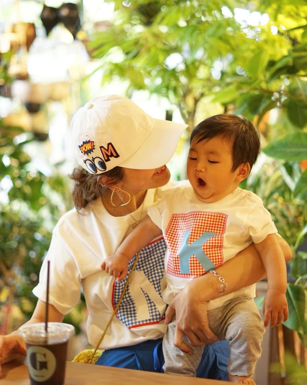 Mai Wakimizuのインスタグラム：「僕ちん9ヶ月になりました♡私もついにイニシャルTでリンクコーデが出来た＼(^o^)／これ地味に憧れてたやつ♡笑 ちなみに息子は1番小さいサイズの90cmを着てて、全体的に少し大きめだけど別に問題無しでした♡嬉し過ぎて毎週末このTシャツでお出掛けしたい♡笑  ✔︎どうぞが出来る ✔︎ぽいっが出来る(ぽいっを覚えてからはどうぞをしてくれなくなった。笑) ✔︎バイバイが出来る ✔︎バンザイが出来る ✔︎おもちゃを投げて取りに行く、というひとり遊びをする ✔︎オムツ変えやお着替えの時動き回る ✔︎離乳食3回 ✔︎お風呂で顔にお湯をかけても泣かない ✔︎授乳は夜と夜中のみ ✔︎朝6時前後に起床して夜20時頃就寝 ✔︎体重は8600g #linkable#リンクコーデ#happybirthday#男の子ベビー#赤ちゃん#babyboy#生後9ヶ月#9month#男の子ママ」