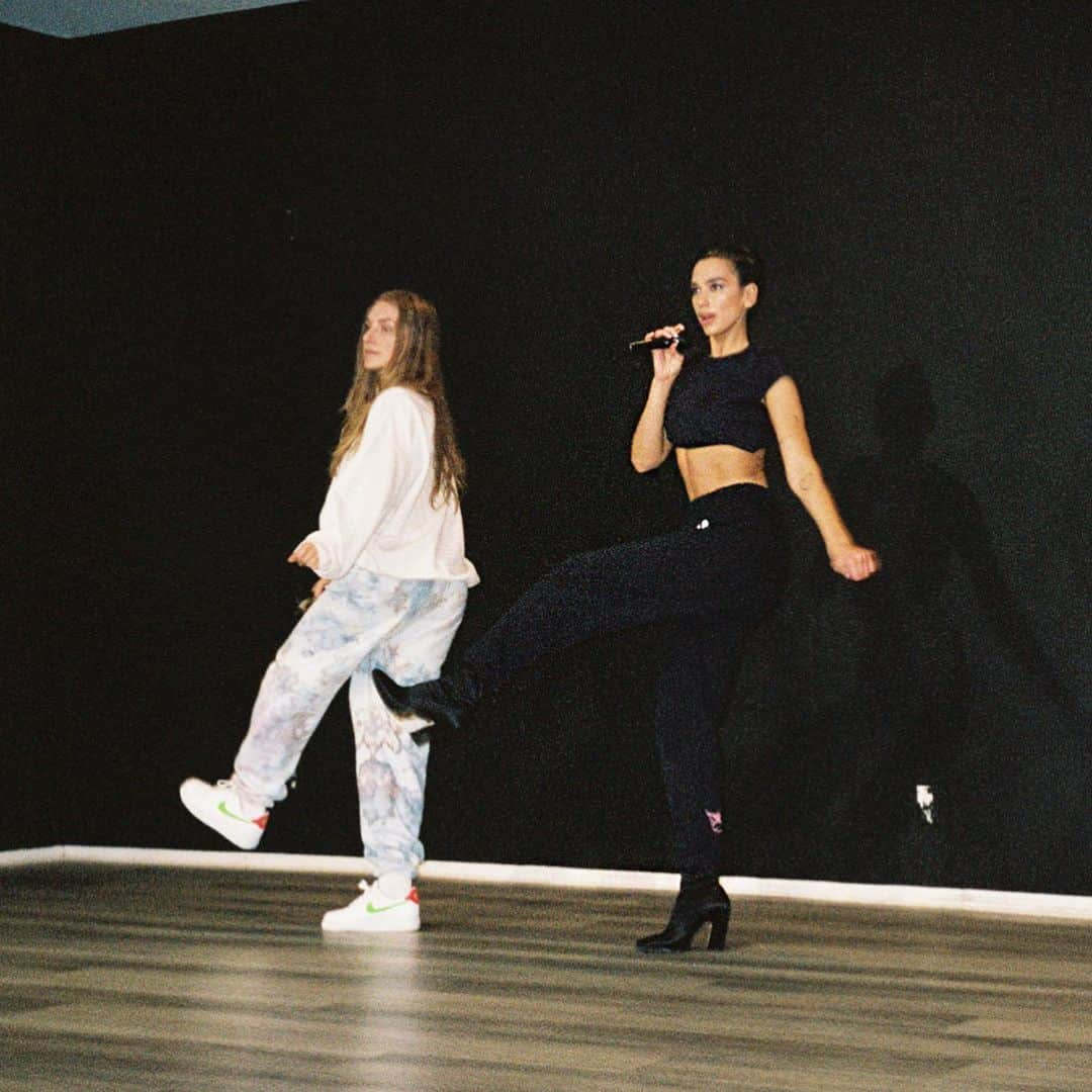 デュア・リパさんのインスタグラム写真 - (デュア・リパInstagram)「almost rehearsals time again 🦋@charmladonna @aclark_4」4月18日 20時43分 - dualipa