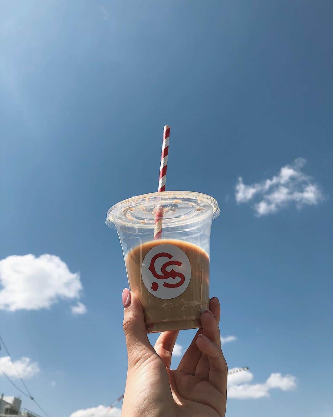 Julia Castroさんのインスタグラム写真 - (Julia CastroInstagram)「今日はいい天気だったね🌞 みんなは何して過ごした？ 明日からまた1週間頑張ろう✌🏻 . #coffeesupreme  #coffeesupremetokyo  #blue #sky #clouds #latte #cafe #sunnyday #sunday #chill  #julistagram」4月18日 20時48分 - julia.c.0209