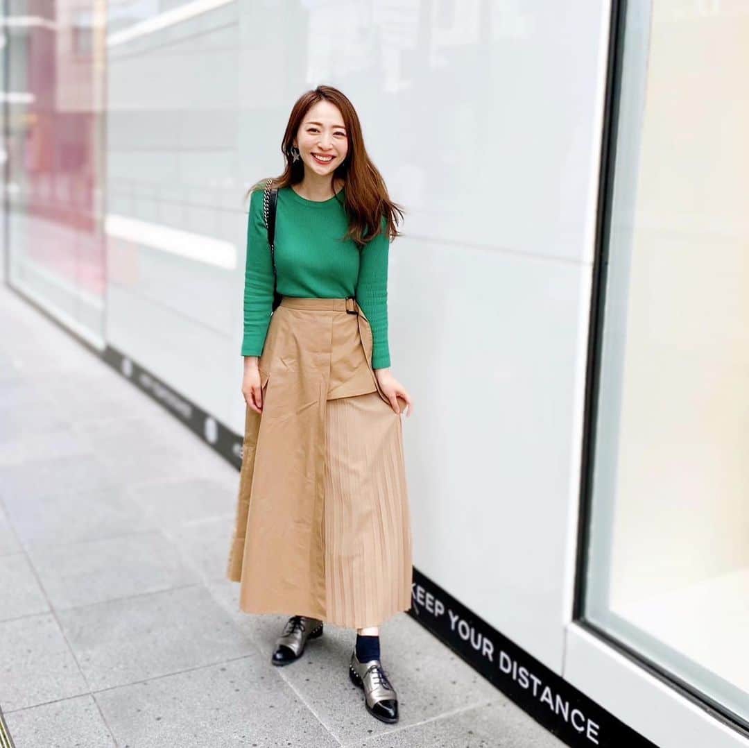 磯部奈央のインスタグラム：「Coordinate♡ . COTORICA @cotorica.official のサイドプリーツ切替スカート履いて、お出かけ😊 アシンメトリーがかわいい💕 . このスカートを販売してるZOZOTOWNからは1,500円クーポンが出ていました🤗👛 . . #tops ... #fifth  #skirt ...#cotorica  #bag …#chanel  #shoes ...#staccato  . 今季は、わかりやすくグリーンが気になってるなぁ🤣 そして、前の記事でも質問いただいていた、星のピアスは、まだヒカリエにカーサ ヴィア バス ストップがあった時代に買いました⭐️ . . . .  #coordinate #ootd #instafashion #outfit #コーデ #コトリカ #シンプルコーデ #ファッション #コーディネート #カジュアル #ニットコーデ #ママコーデ」
