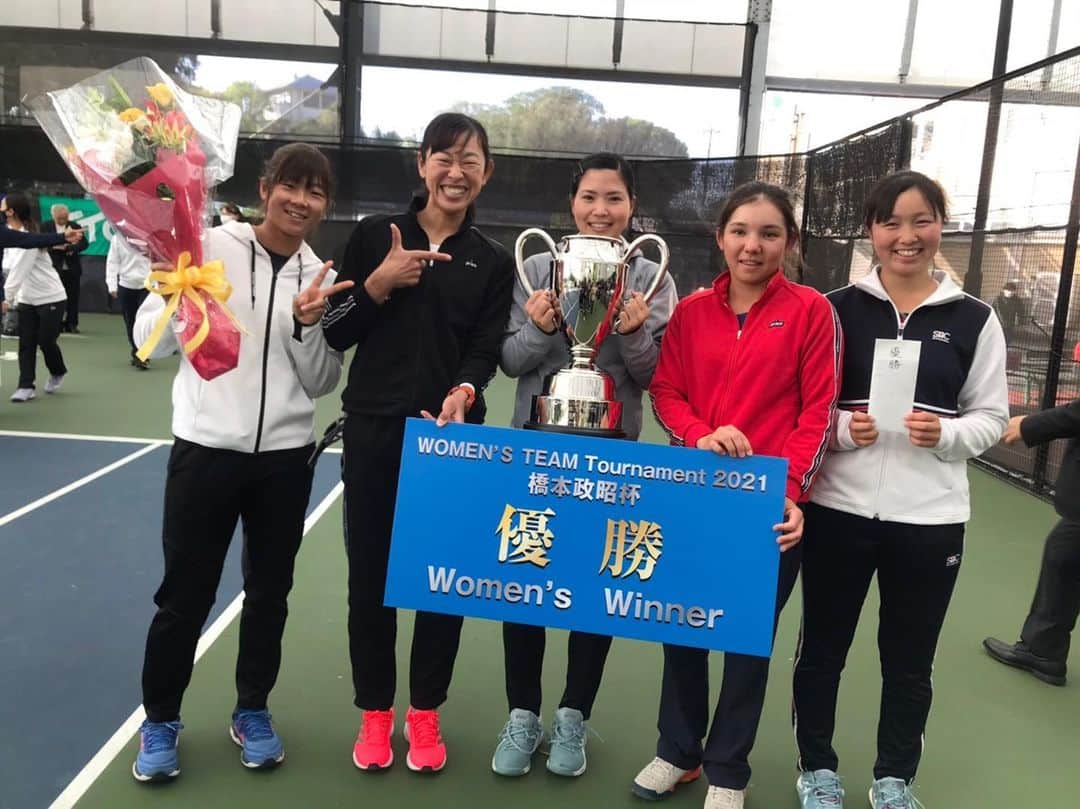 尾崎里紗のインスタグラム：「『 WOMEN’S TEAM Tournament 橋本政昭杯 』プロチーム優勝しました！﻿ 私は今回、肩の調子が万全ではなかったのでベンチコーチとして応援することしか出来ませんでしたが、チームのみんなが頑張ってくれました！﻿ ありがとう😆﻿ ﻿ ﻿ ﻿ ﻿ ﻿ #glico ﻿ #powerproduction ﻿ #head ﻿ #headtennis_official﻿ #headjapan﻿ #teamhead ﻿ #asicstennis﻿ #teamasics ﻿ #imoveme﻿ #onitsukatiger ﻿ #株式会社タイド ﻿ #TIDE. ﻿ #gram3 ﻿ #グラムスリー ﻿ #tbc_aesthetic ﻿ #エステ ﻿ #エステティックtbc ﻿ #尾崎里紗 ﻿ #risaozaki ﻿ #tennis ﻿ #tennisplayer ﻿ #テニス ﻿ #fitness ﻿」