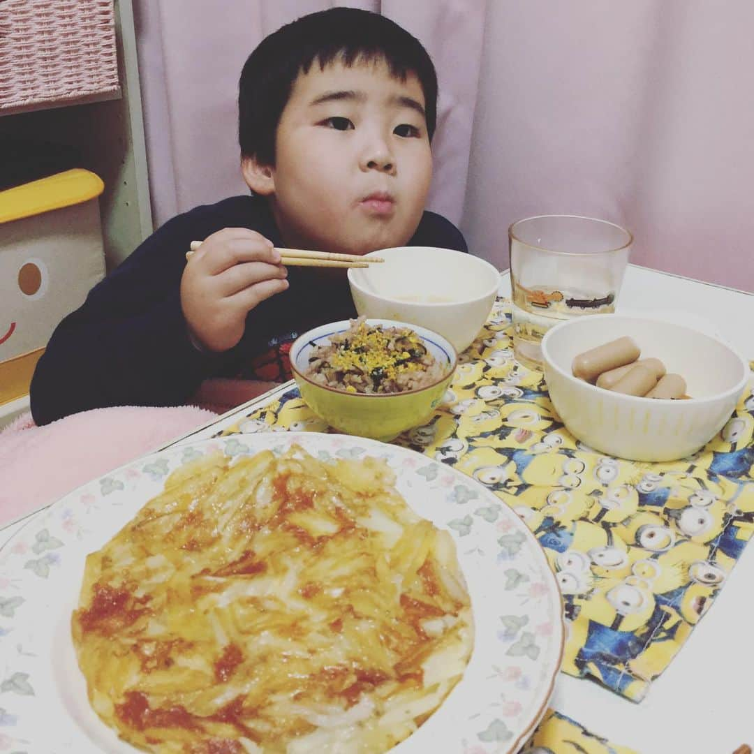 鈴木夏未さんのインスタグラム写真 - (鈴木夏未Instagram)「じゃがいもとチーズのキッシュ💕  料理上手な先輩ママから教わったレシピ 作る工程が難しいと思っていたけれど、 案外シンプルに単純作業ベースで簡単😍  材料は3つ じゃがいも、塩、オリーブオイルだけ シンプルです  チーズも入れたかったので後から追加  じゃがいもの細切り ＋ とろけるチーズ ＋ じゃがいもの細切りの挟みうちで 作ってみたら息子にも好評でした💕  #じゃがいものキッシュ  #じゃがいもレシピ  #じゃがいもの細切り  #じゃがいもとチーズのキッシュ  #とろけるチーズたっぷり #こどもごはん」4月18日 21時06分 - natyumisuzuki