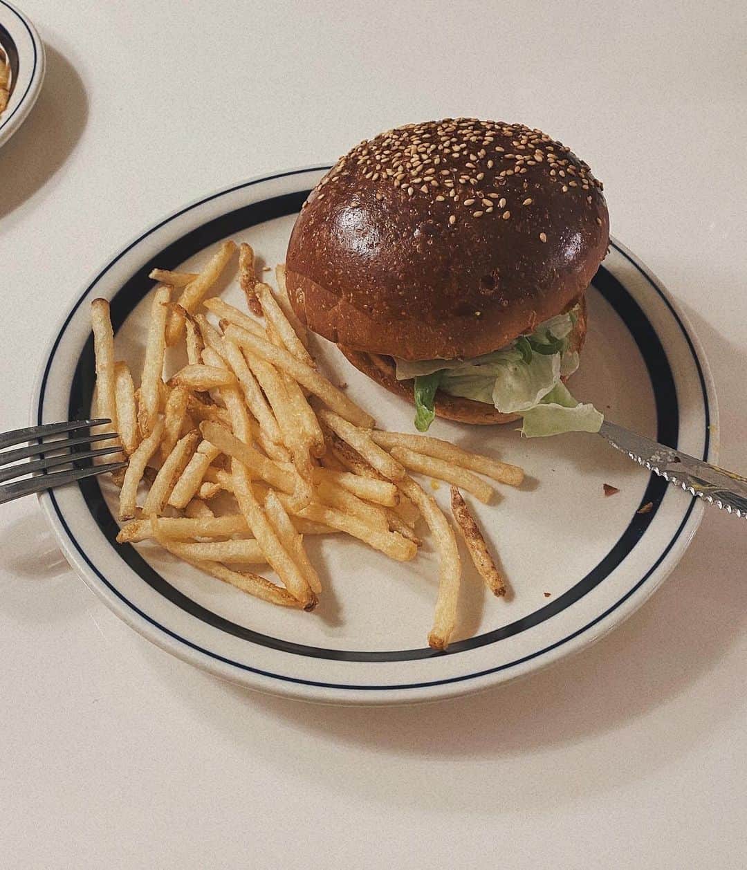 遠藤沙和子さんのインスタグラム写真 - (遠藤沙和子Instagram)「@onthecornertokyo 🥤🍔 快活の神ポテトに近しくて美味しかった〜⤴︎⤴︎⤴︎」4月18日 21時11分 - sawakoendo__