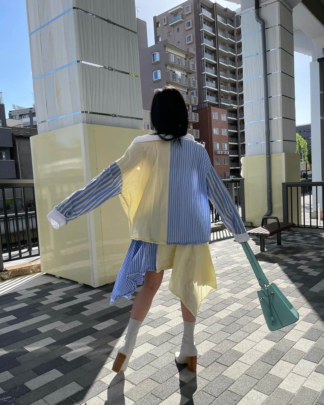 宮藤あどねさんのインスタグラム写真 - (宮藤あどねInstagram)「2年くらい前に買った服を今着ると感じ方も着こなしも変わるよね。  小説とか映画も読んだ当時と今読むのはまた違うよね。。多分その感覚？  人って何度も生まれ変わるしどんどん考え方も価値観も変わるからおもしろいよな…とか？でも冒険も変化も楽しめないよりいいよね？  set up @onespoofficial  inner @egoist_official  boots vintage bag @katespadejapan  ・ ・ ・ ・ ・ ・ #ブルベ冬 #骨格ストレート #見せブラ #japankawaii #sexygirl #onespo #2021ss #白ブーツ #tiffany #katespade #春服　#春服コーデ #美肌 #ダイエット #フィットネス  #おしゃれさんと繋がりたい #深めフレンチ #春服コーデ #ブルベ夏コーデ #ブルベ冬コーデ #快晴 #kawaii #nippon #古着　#グラビアアイドル #グラビア #女優　#宮藤あどね」4月18日 21時21分 - adochan121212