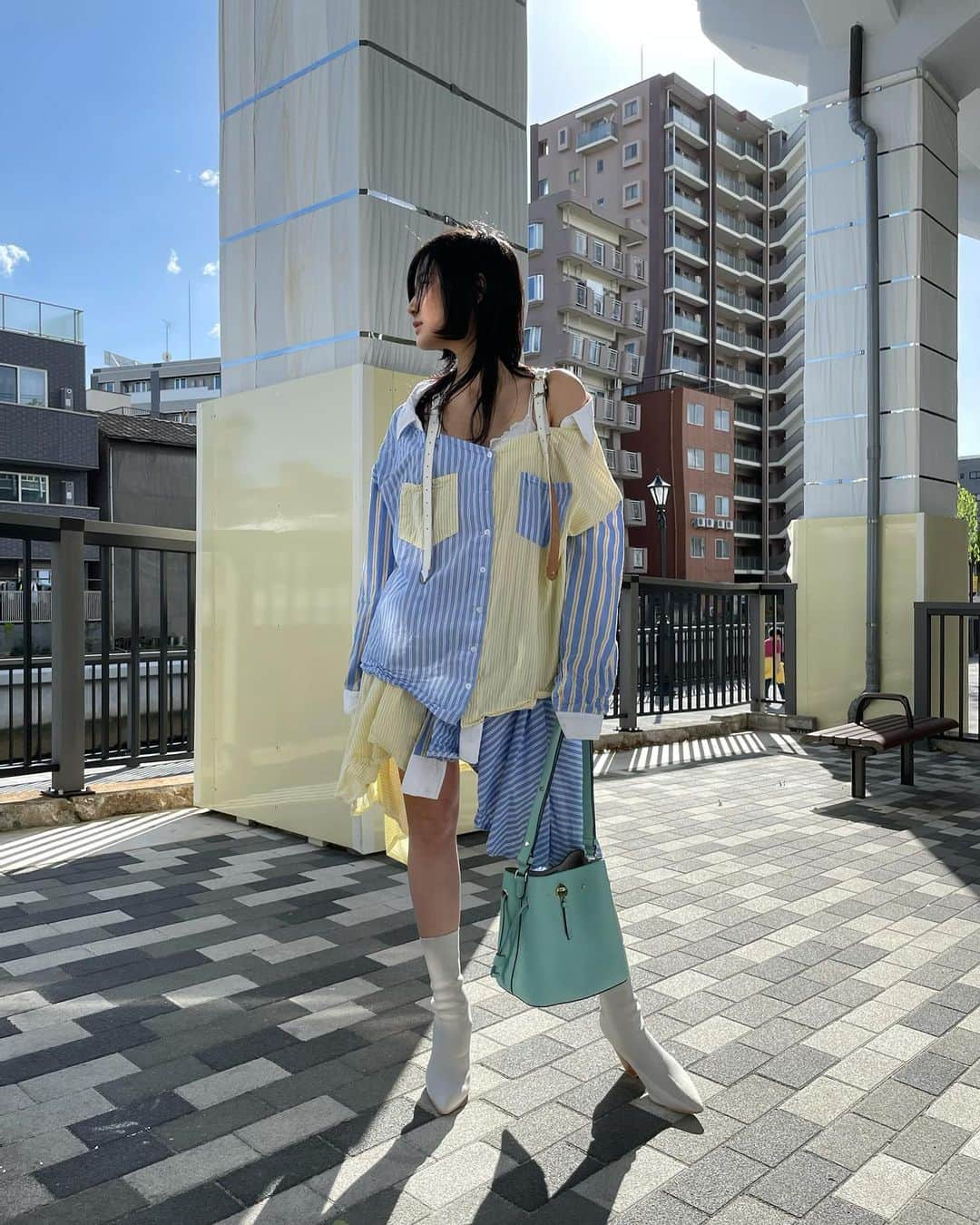 宮藤あどねさんのインスタグラム写真 - (宮藤あどねInstagram)「2年くらい前に買った服を今着ると感じ方も着こなしも変わるよね。  小説とか映画も読んだ当時と今読むのはまた違うよね。。多分その感覚？  人って何度も生まれ変わるしどんどん考え方も価値観も変わるからおもしろいよな…とか？でも冒険も変化も楽しめないよりいいよね？  set up @onespoofficial  inner @egoist_official  boots vintage bag @katespadejapan  ・ ・ ・ ・ ・ ・ #ブルベ冬 #骨格ストレート #見せブラ #japankawaii #sexygirl #onespo #2021ss #白ブーツ #tiffany #katespade #春服　#春服コーデ #美肌 #ダイエット #フィットネス  #おしゃれさんと繋がりたい #深めフレンチ #春服コーデ #ブルベ夏コーデ #ブルベ冬コーデ #快晴 #kawaii #nippon #古着　#グラビアアイドル #グラビア #女優　#宮藤あどね」4月18日 21時21分 - adochan121212