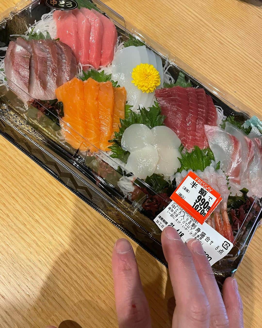 樽美酒研二さんのインスタグラム写真 - (樽美酒研二Instagram)「群馬県のスーパーにてタンパク質調達🐟たまには魚からもタンパク質摂取しなければ🧐魚苦手だけど。。笑 #フレッセイという名のスーパー」4月18日 21時26分 - ketsu.no.kamisama