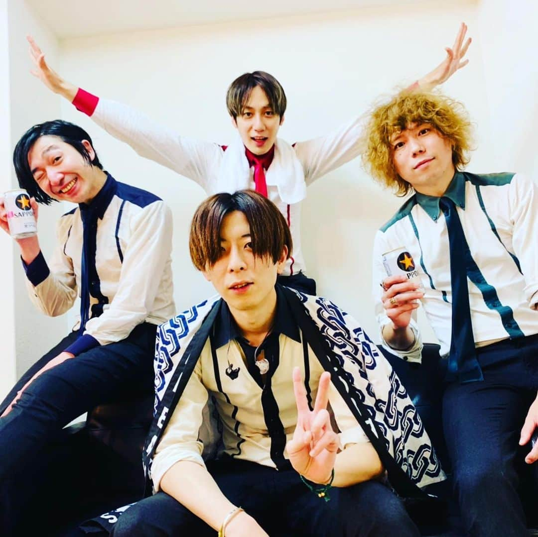 THE BAWDIESさんのインスタグラム写真 - (THE BAWDIESInstagram)「FLASH BACK '09 & '10 TOUR 2本目福岡DRUM LOGOS終了しました！本当にお待たせ致しました。 その分更にパワーアップしたライブをお見せできたかと思います。声が出せなくてもマスクしてても、笑顔で楽しんでくれているのが感じられました。 ありがとうございました！ 何度もいいますが、僕が産まれた場所でしたのでより一層楽しかったです。 わっしょいも福岡では、僕が大将から法被を受け継いで締めさせてもらいました！ すぐ戻ってきますので、その時はまた楽しみましょう！ by  marcy #thebawdies #flashback0910tour #福岡 #drumlogos」4月18日 21時32分 - thebawdies