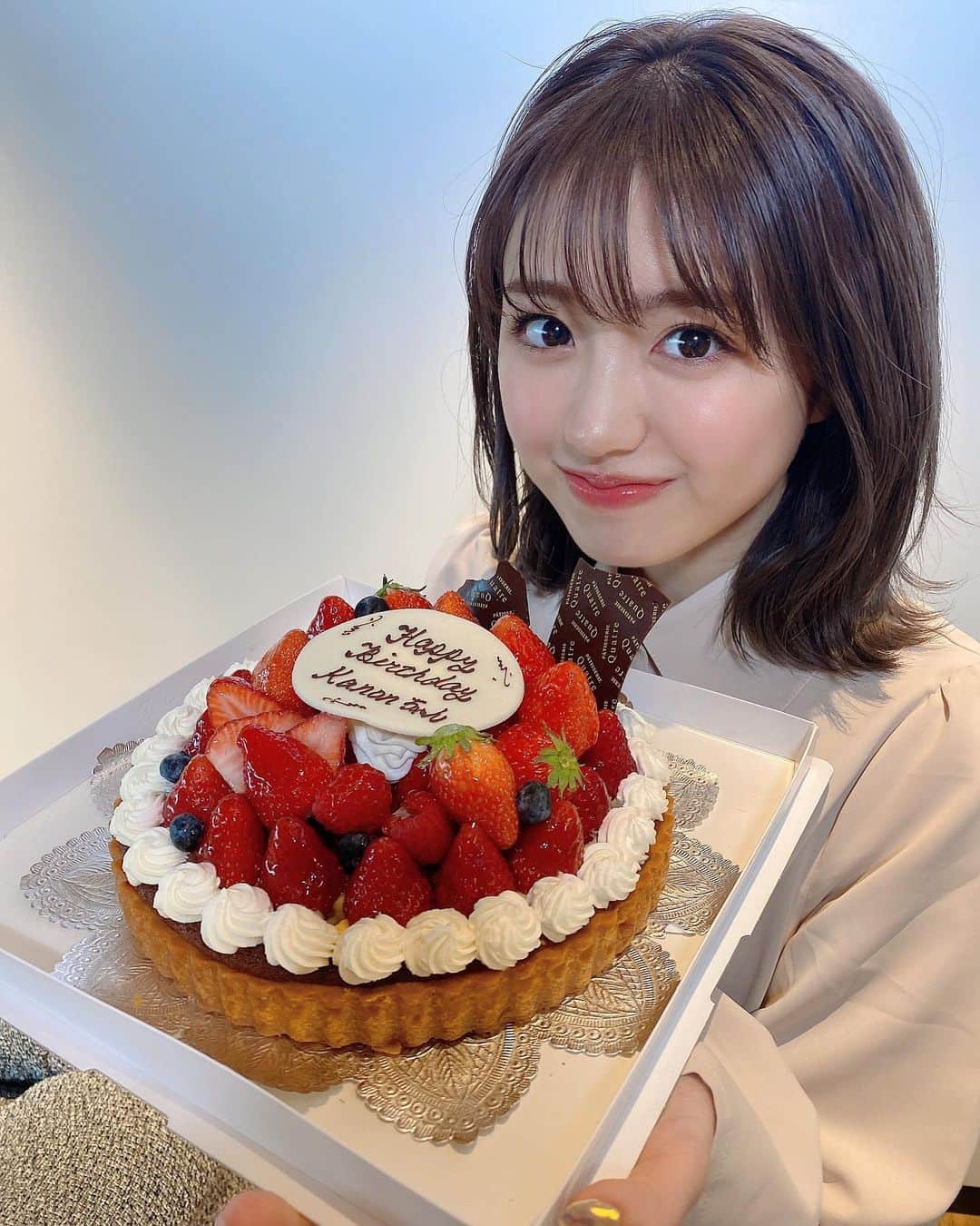 香音さんのインスタグラム写真 - (香音Instagram)「🎂🍓﻿ ﻿ オンラインイベント始まる前に事務所のスタッフさん達に少し早めの２０歳のお誕生日をお祝いしていただきました😭❤️﻿ ﻿ ﻿ 取材を受けているときにケーキが登場してびっくりした〜😭﻿ 嬉しかったです😭﻿ 幸せだ〜〜」4月18日 21時43分 - kanon420_official