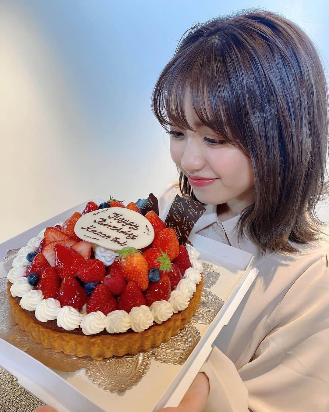 香音さんのインスタグラム写真 - (香音Instagram)「🎂🍓﻿ ﻿ オンラインイベント始まる前に事務所のスタッフさん達に少し早めの２０歳のお誕生日をお祝いしていただきました😭❤️﻿ ﻿ ﻿ 取材を受けているときにケーキが登場してびっくりした〜😭﻿ 嬉しかったです😭﻿ 幸せだ〜〜」4月18日 21時43分 - kanon420_official