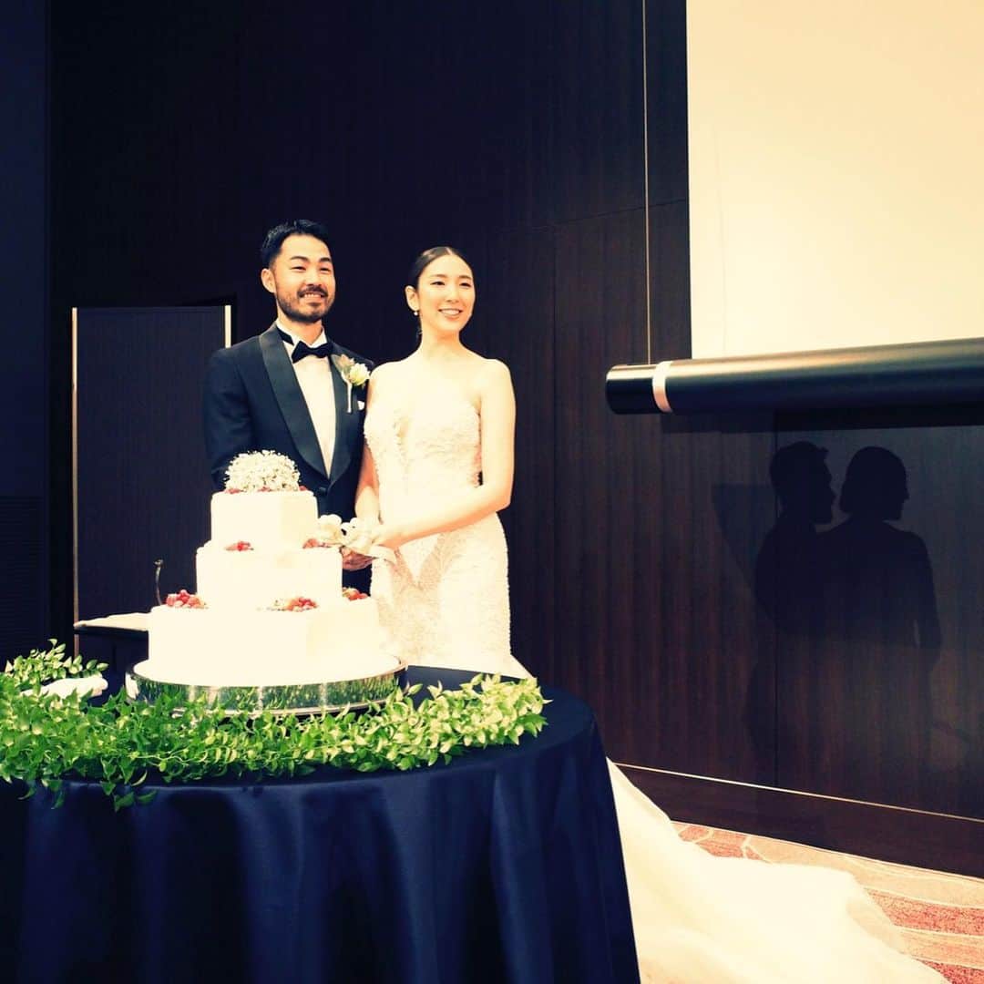 中田早保さんのインスタグラム写真 - (中田早保Instagram)「. 4月17日　無事に結婚式を挙げることができました！ 大好きな人たちが集まった昨日は、本当に夢のような空間で、幸せすぎて… 泣きすぎの結婚式になるかと思ったら、"まともな顔がな無いからちゃんと綺麗にして！🤣"と言われるほどずっと爆笑してた結婚式に💕  こんなに幸せな気分になれて、こんなにありがとうが溢れる時間を過ごせることってなかなかないよね。 私達が周りの人にどれだけ愛されてるか… それを改めて感じました！ 本当に感謝の気持ちでいっぱいです😌  こんな私達ですが、これからも宜しくお願いします！ 本当にありがとうございました🤍 沢山写真アップするのでお付き合いください🤣🥲🙏🏻💕笑 . #東京會舘#結婚式#曇ってたけど心は晴天#暖かい人たちの集まり#幸せすぎる#愛されてる#感謝感謝の時間でした #ありがとうございました#❤️❤️❤️」4月18日 21時59分 - saho_02