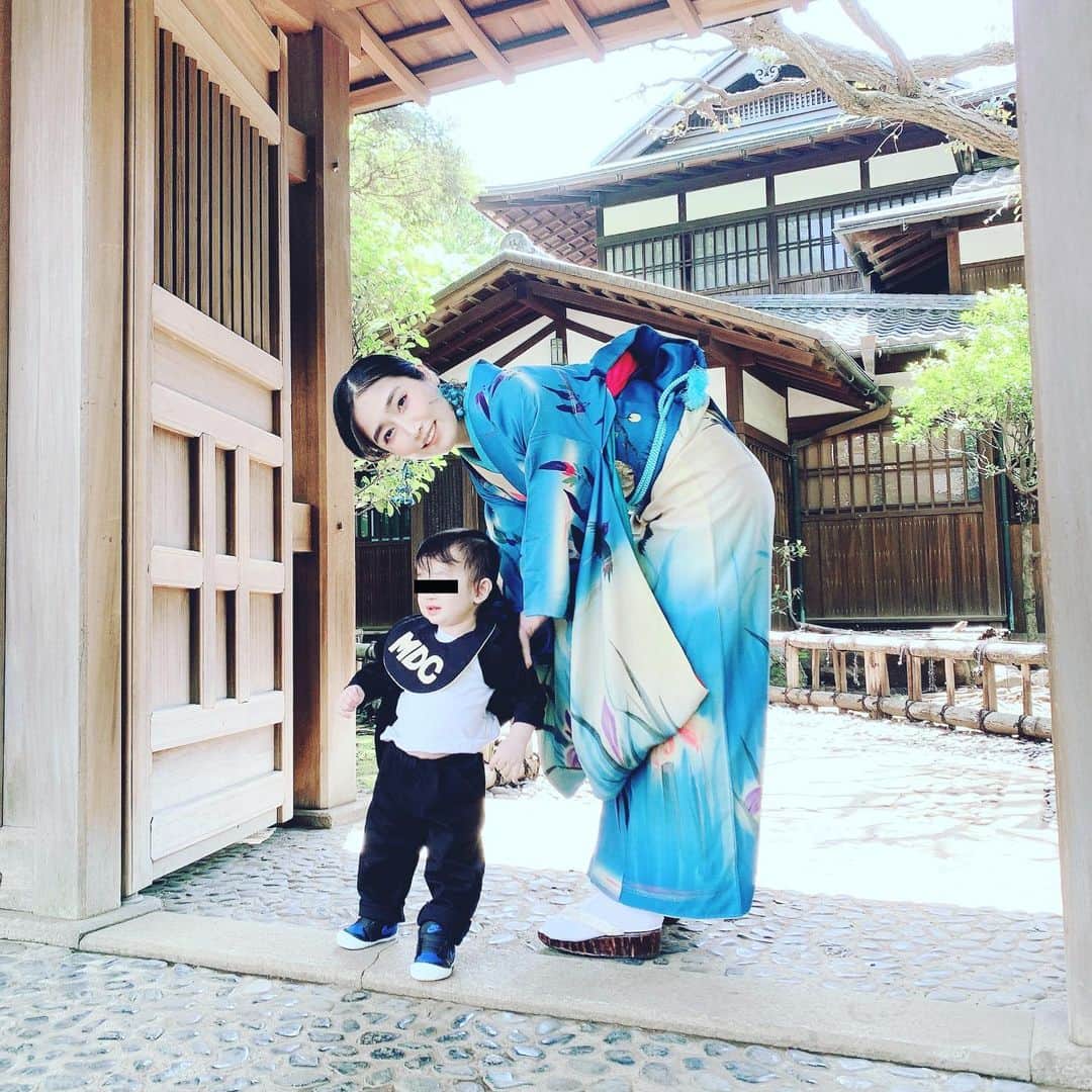のインスタグラム：「木蓮、菖蒲、ツバメの着物に白木蓮の帯で旧前田邸へ #着物　#アンティーク着物　#今日の着物　#着物コーディネート　#kimono #kimonostyle #kimonofashion #ootd #japan #japaneseculture #japanesefashion #japanesestyle #baby #1yearold #赤ちゃん　#赤ちゃんのいる生活 #赤ちゃんのいる暮らし #赤ちゃんコーデ #1歳　#一歳　#我が子ちゃん」