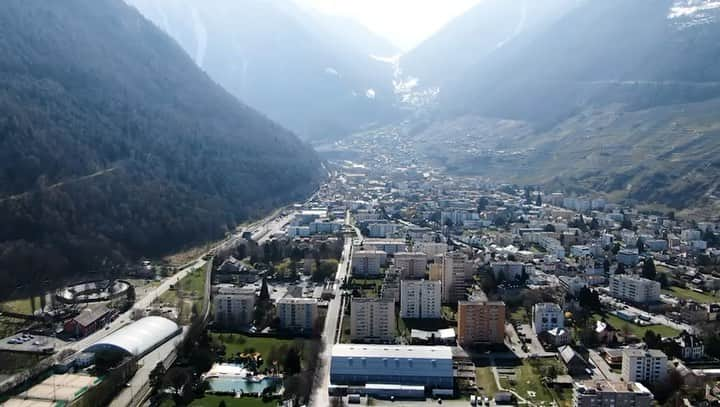 Bastian Bakerのインスタグラム：「Ce soir sur @mysports_ch.fr le reportage consacré à mon retour au hockey avec le @hcv_martigny !! Pas le dénouement que nous avions tous espéré mais c’est comme ça. Une très belle immersion dans ce qui semblait être un challenge un peu fou de ma part!! J’espère que vous aimerez le regarder autant que j’ai pris du plaisir à reprendre ce sport que j’adore. #comeback #icehockey」