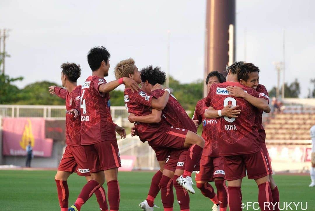 田中恵太さんのインスタグラム写真 - (田中恵太Instagram)「VS東京ヴェルディ﻿ ２-０﻿ ﻿ ゴールってやっぱ気持ち良いなー！﻿ 宏矢ナイスパス！﻿ ﻿ 連戦またいい準備します！  テツに持ち上げられてかなり痛かった。。。  #FC琉球#田中恵太#コスタビスタ沖縄#MOM#ホテル宿泊券#ありがとうございます#抱き合いがち#潤人とトミおめでとう#俺はいつかな」4月18日 22時11分 - t.katy13